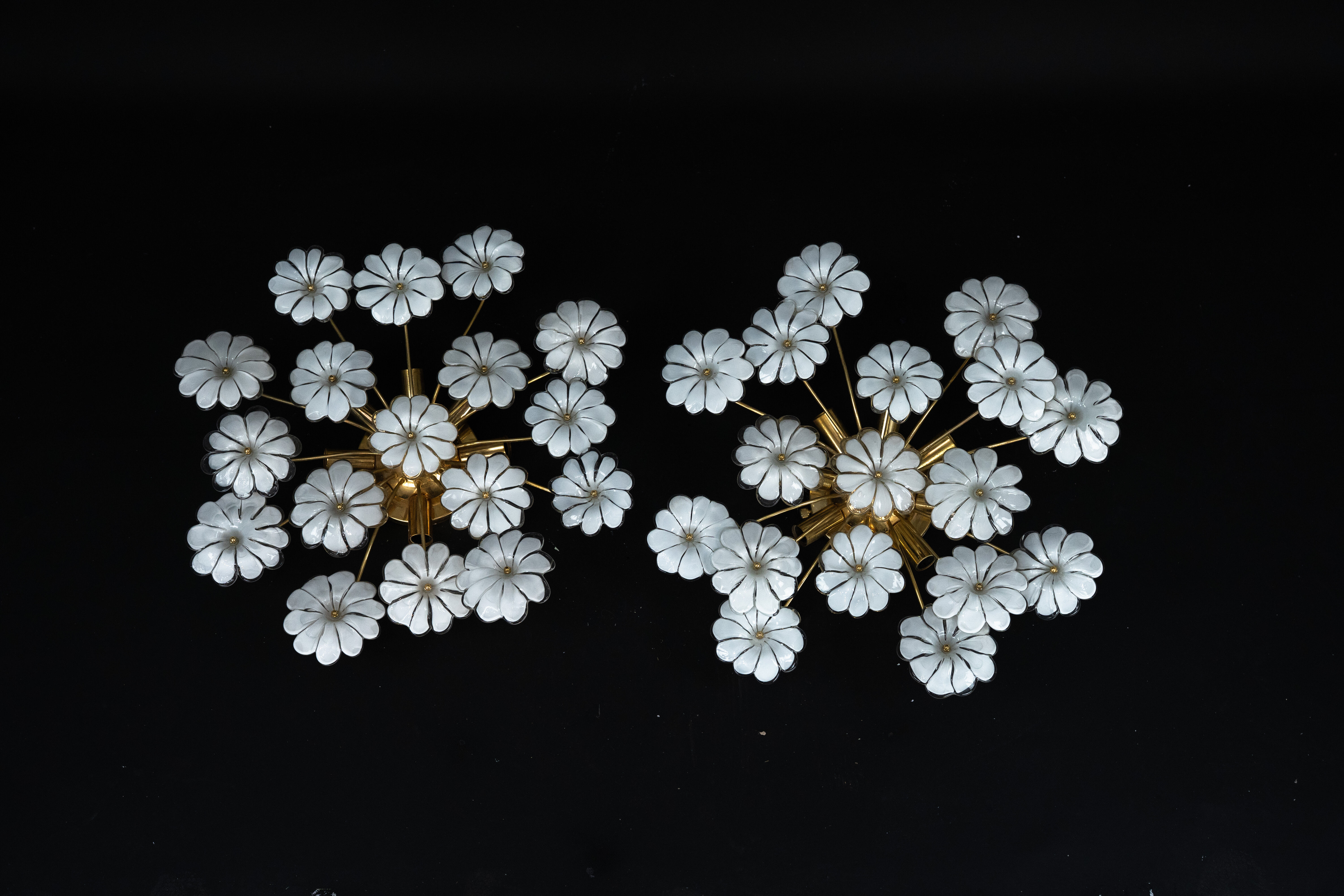 Paire de lampes de plafond en verre de Murano à fleurs blanches. Italie, années 1980.