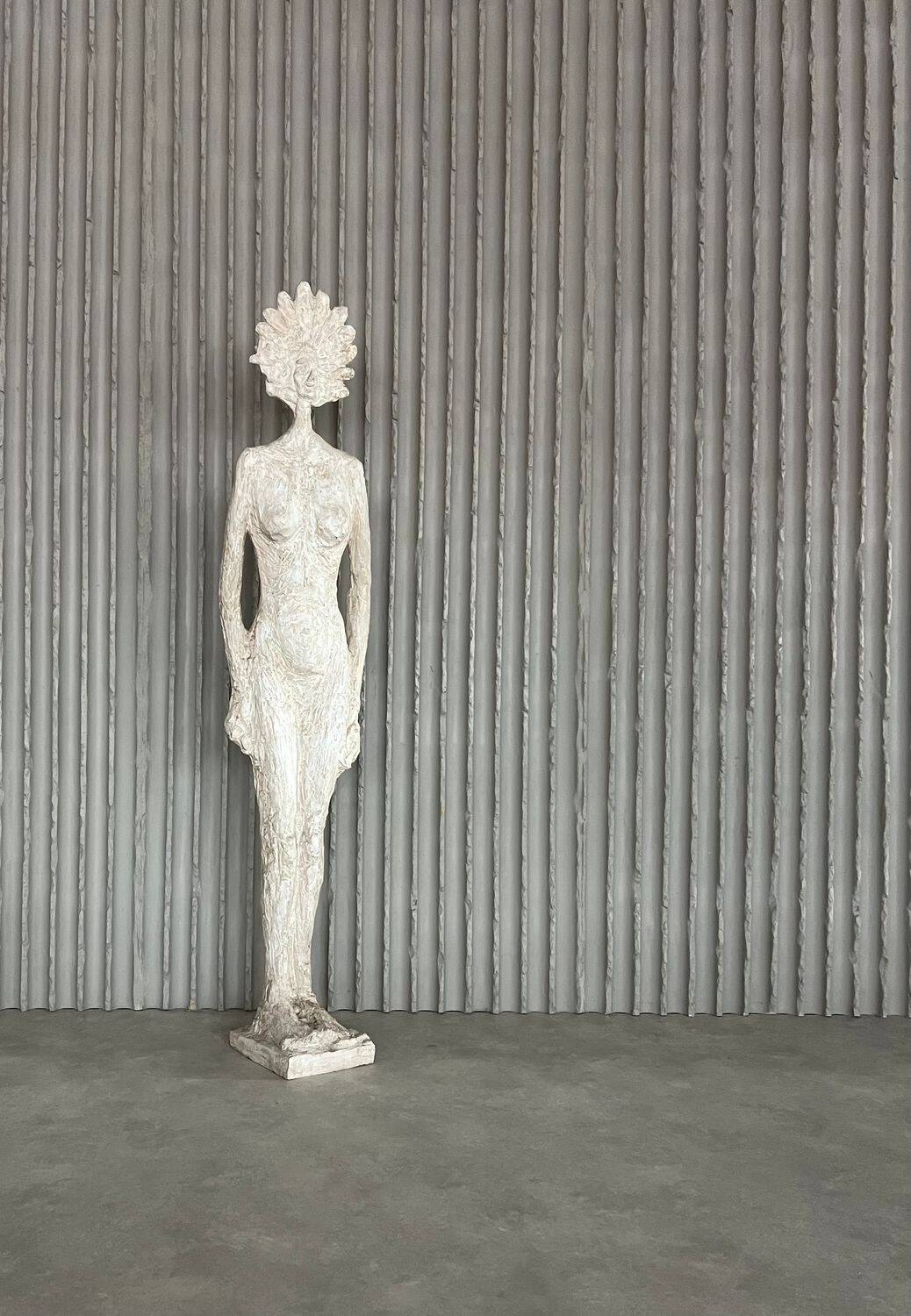 Sculpture en fibre de verre à taille réelle d'une femme, dans le style de Giacometti. France, années 1970.