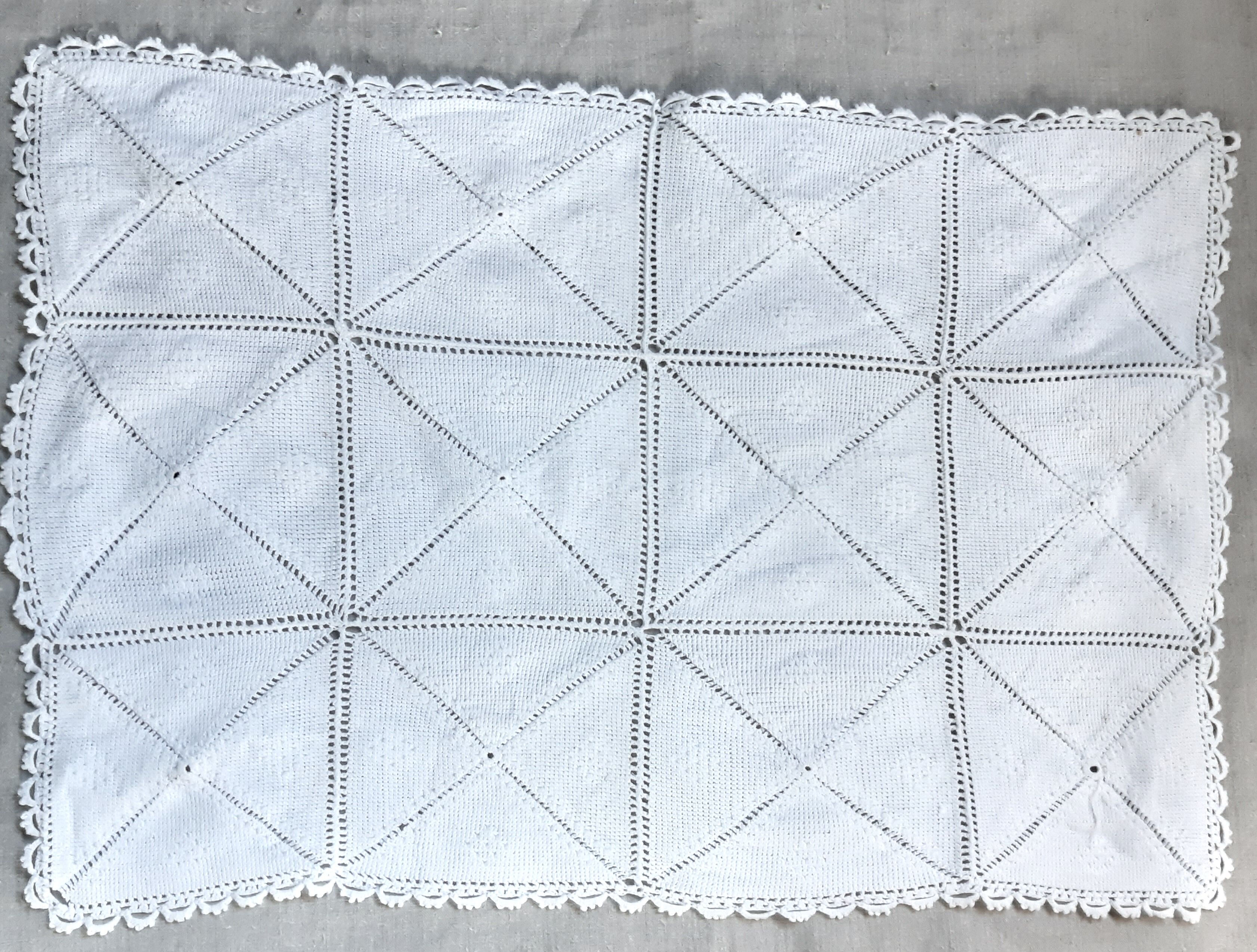 Dessus de coussin ancien à boules, au crochet