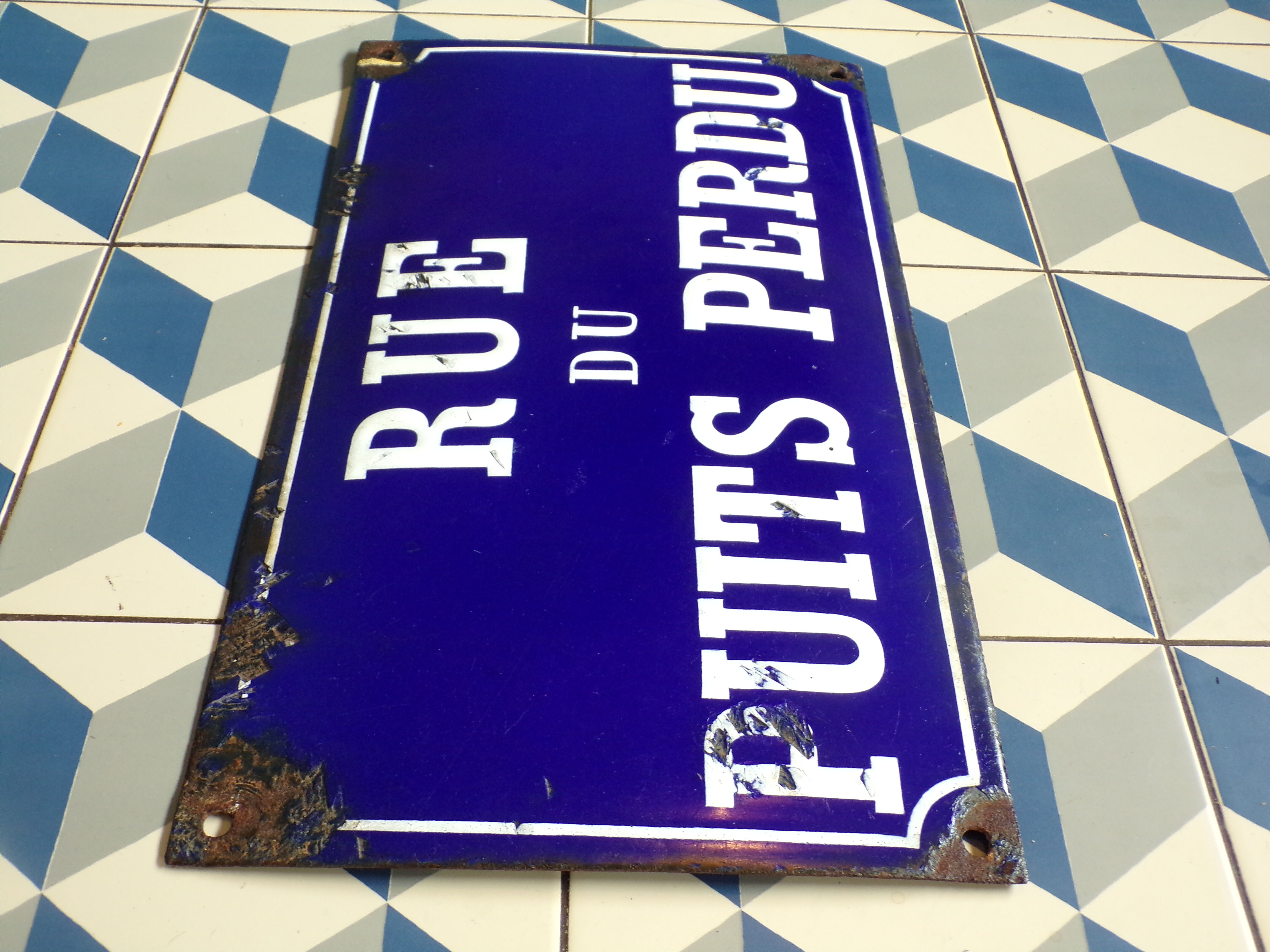 Plaque enamelled street of the lost well
