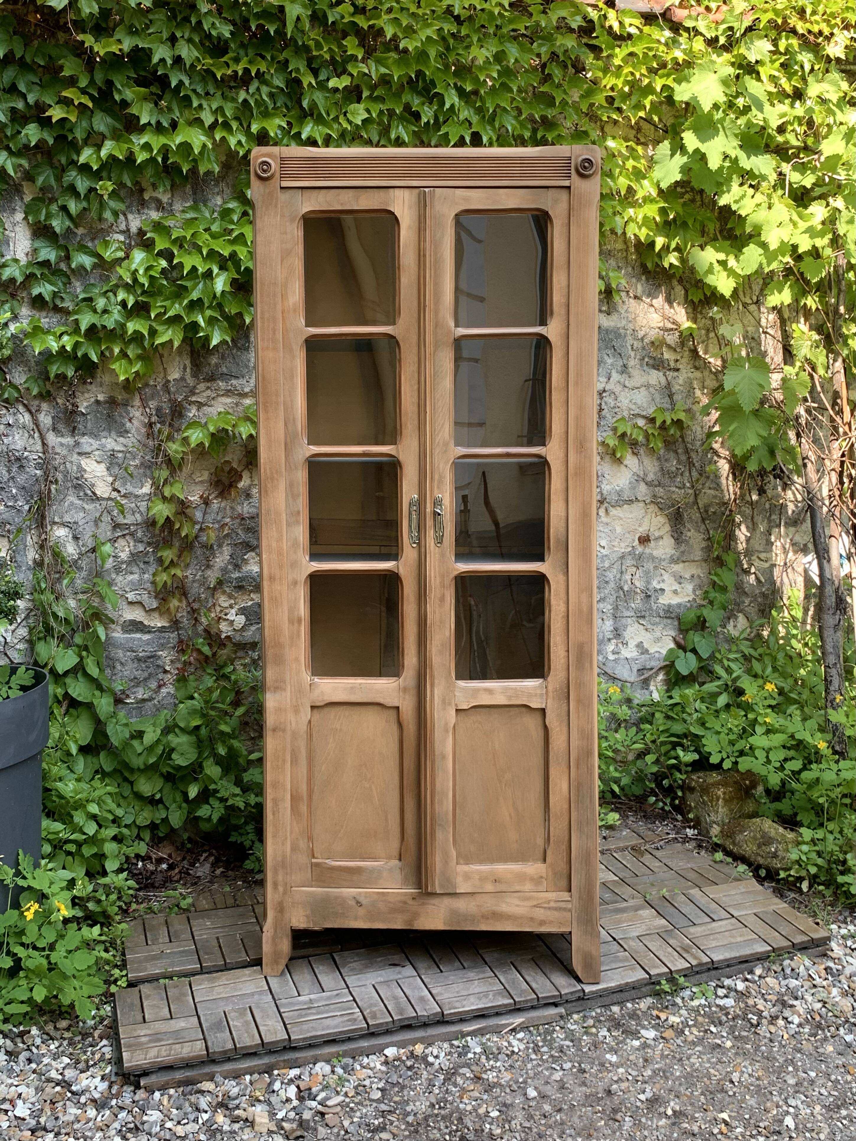 Armoire parisienne vitrée en bois brut, 1940