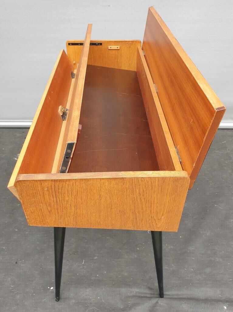 Console serves Singer Scandinavian design 1960