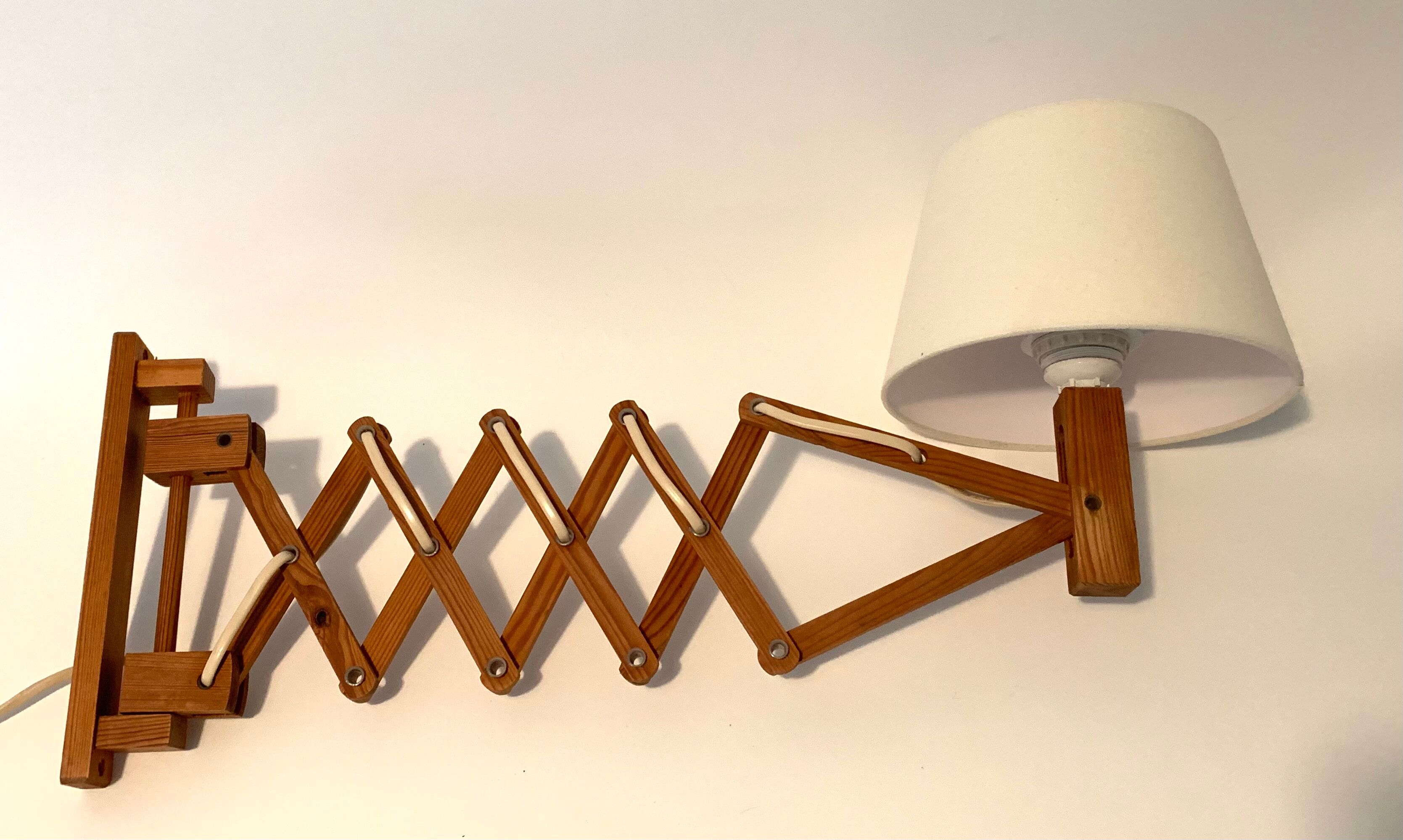 Extendable wooden wall lamp