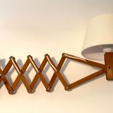 Extendable wooden wall lamp