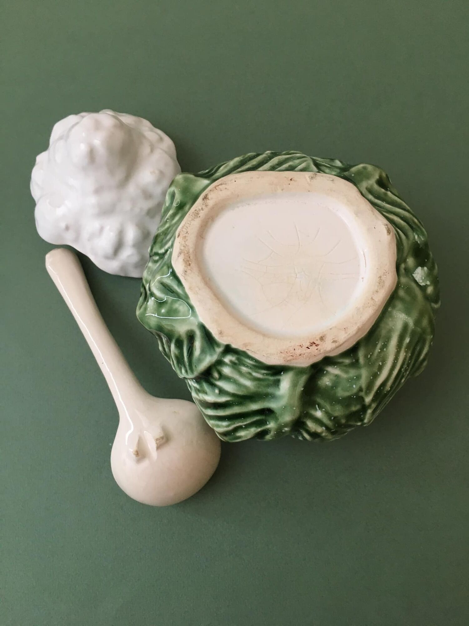 Saucière or condiment pot in cabbage-shaped slip, ceramic spoon