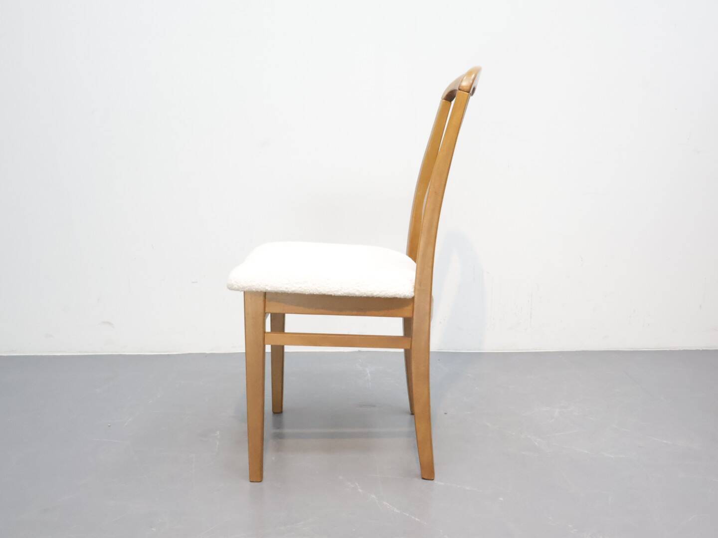 Vintage eetkamerstoelen met nieuwe stoffering in Boucle