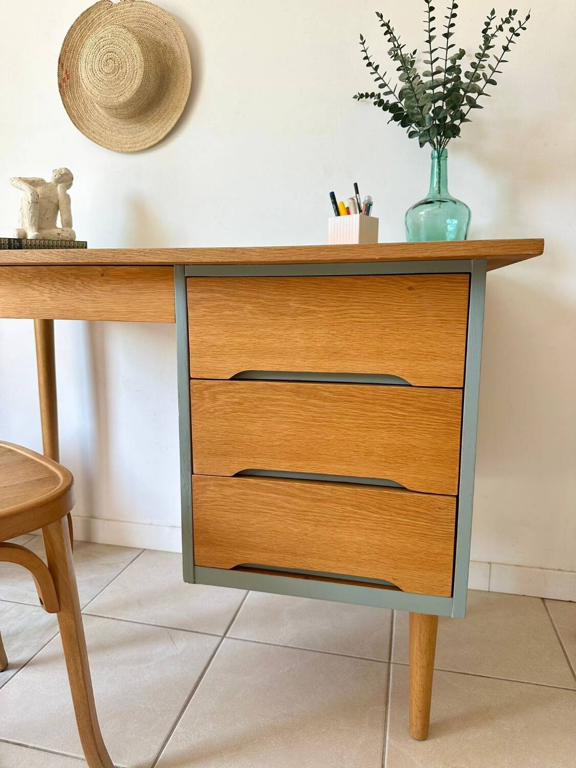 Scandinavian desk with its Baumann chair