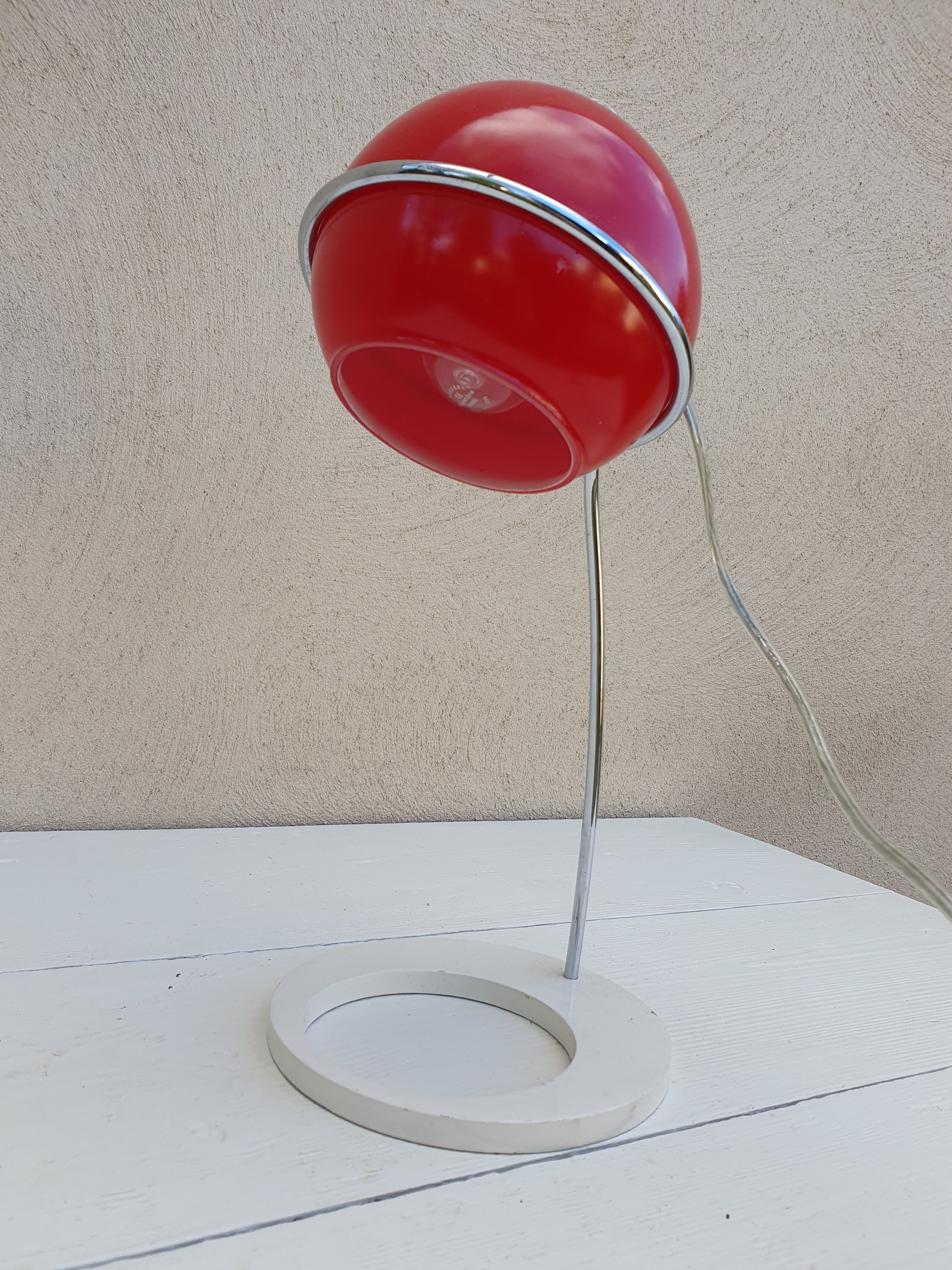 Desk lamp gnaws Eyeball Habitat