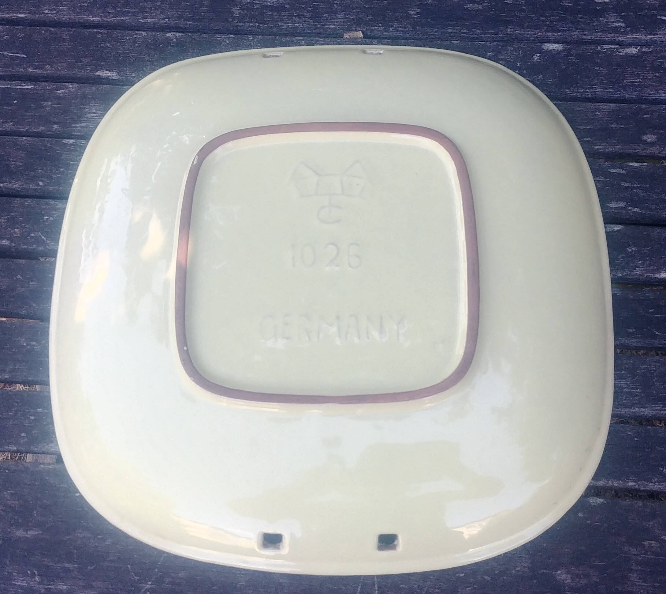 Decorative plate/serving dish in glazed ceramic from the 50s/60s, signed