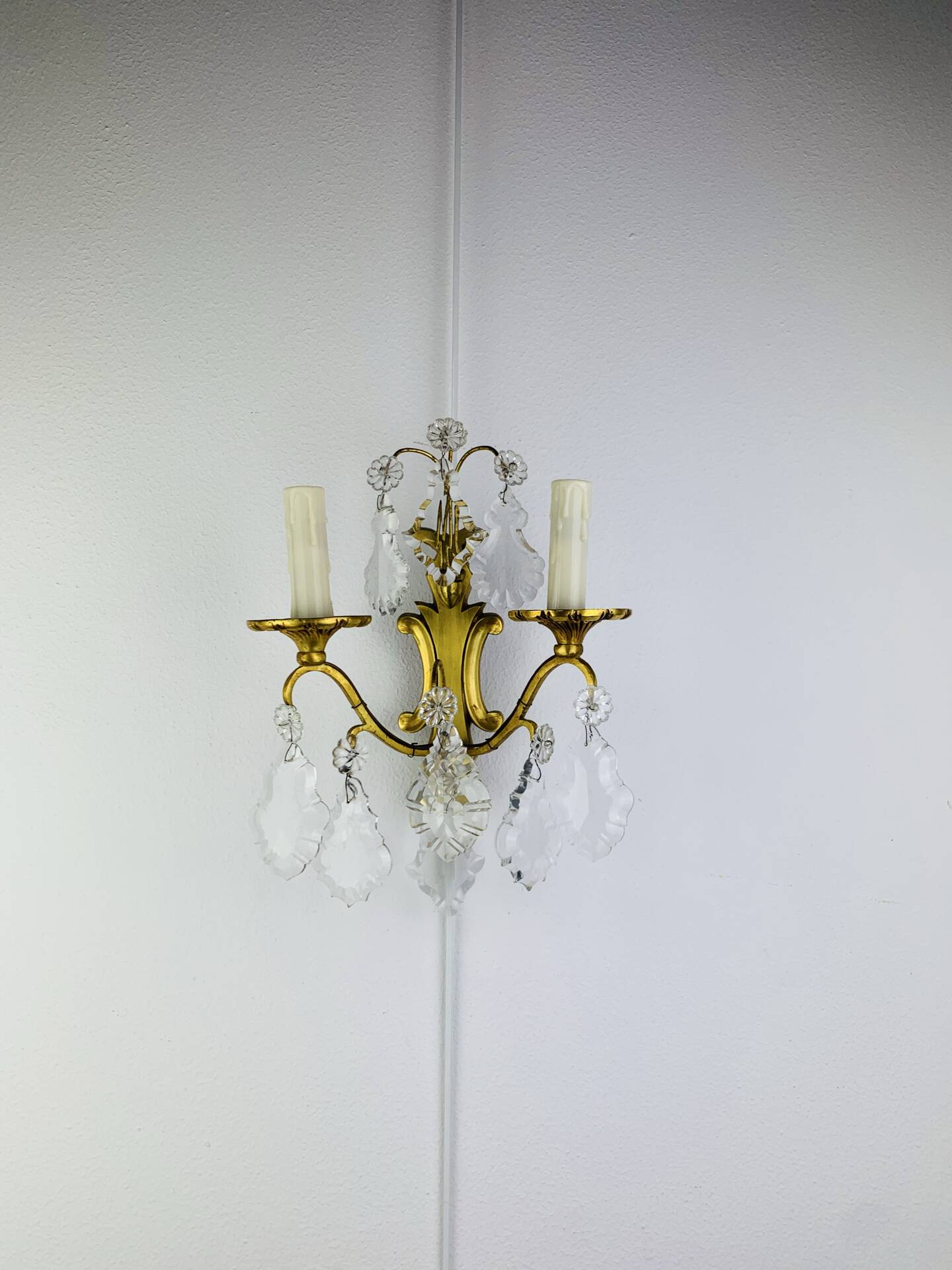Bronze wall light with rococo style Louis XV pendants.