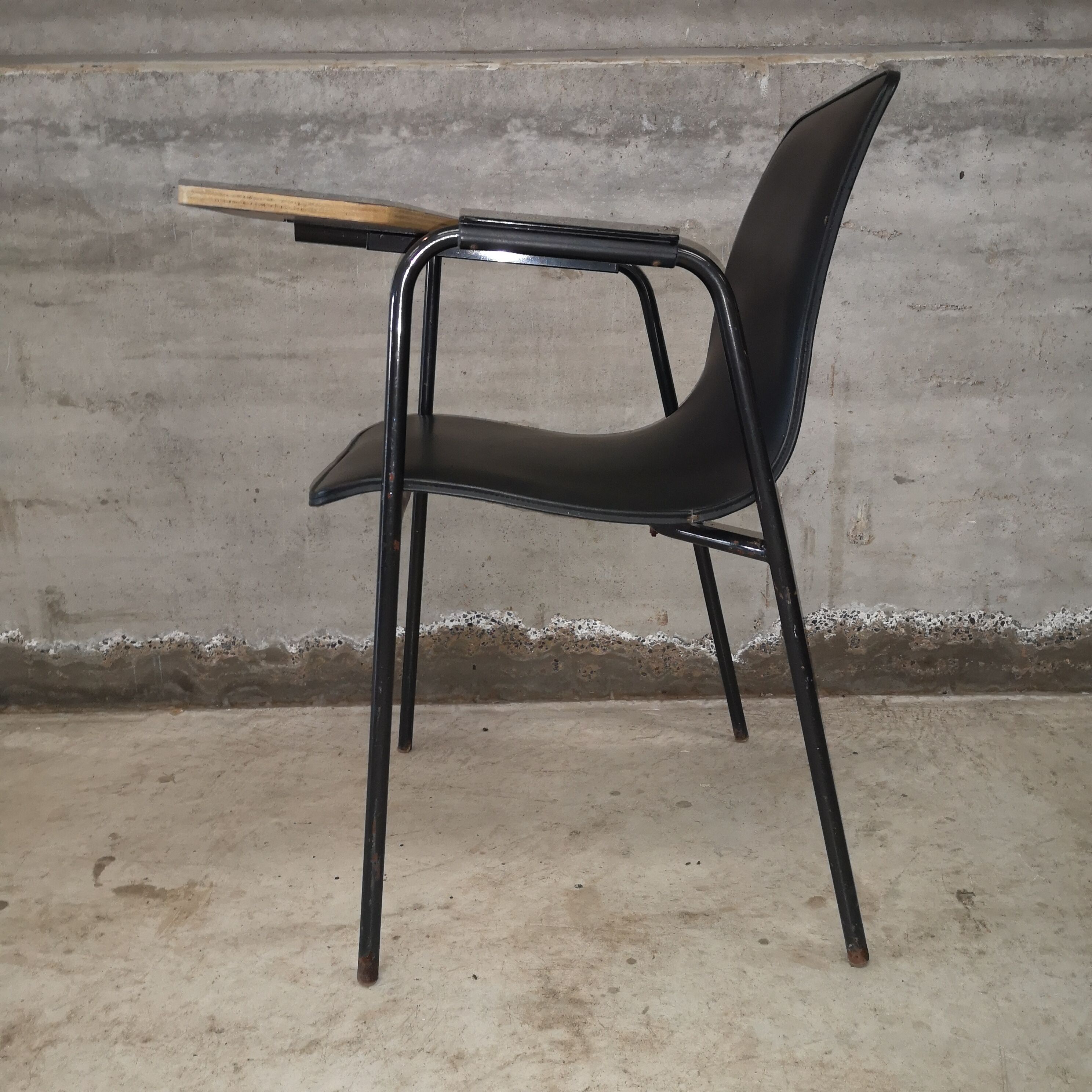 Chaise d'école vintage 1950 à tablette écritoire – Style Prouvé / Hitier
