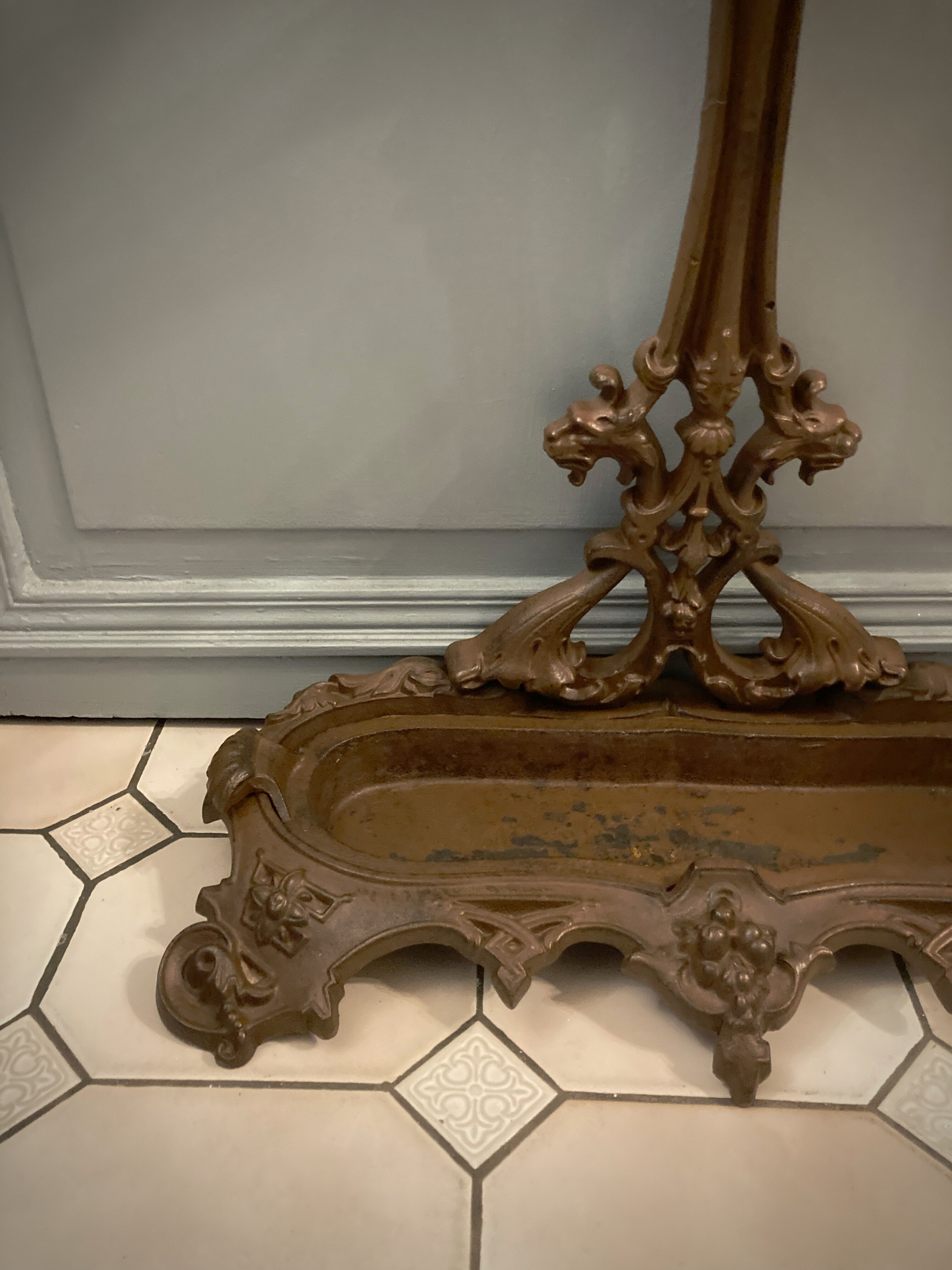 Art Nouvelles cast iron umbrella holder