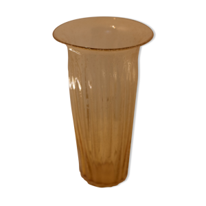 Vase jaune en verre soufflé