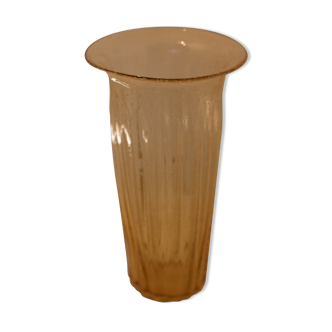 Vase jaune en verre soufflé