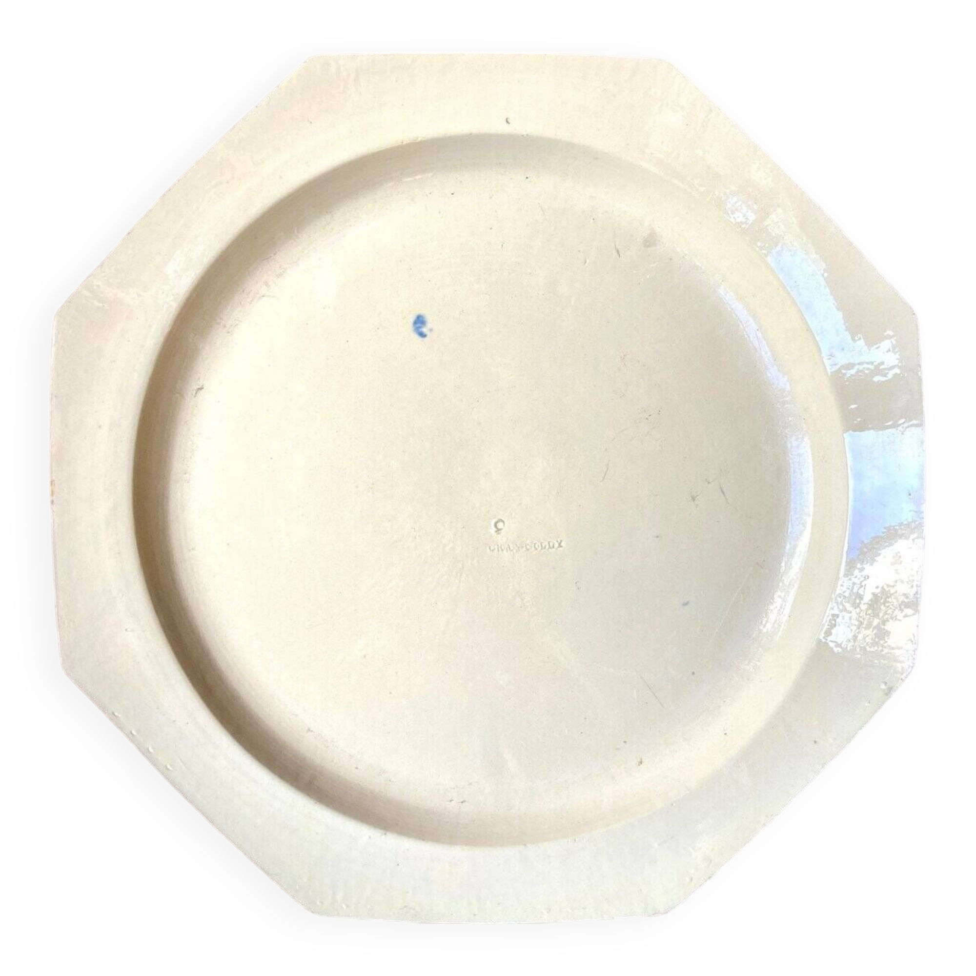 Assiette plate octogonale en terre de fer de Chantilly