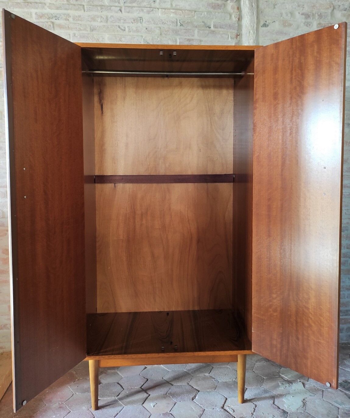 Armoire vintage