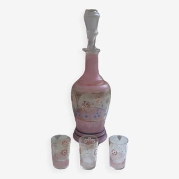 Service à liqueur en verre rose (émaillé) décor de fleurs et ses 3 verres