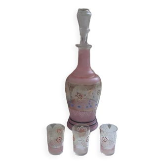 Service à liqueur en verre rose (émaillé) décor de fleurs et ses 3 verres
