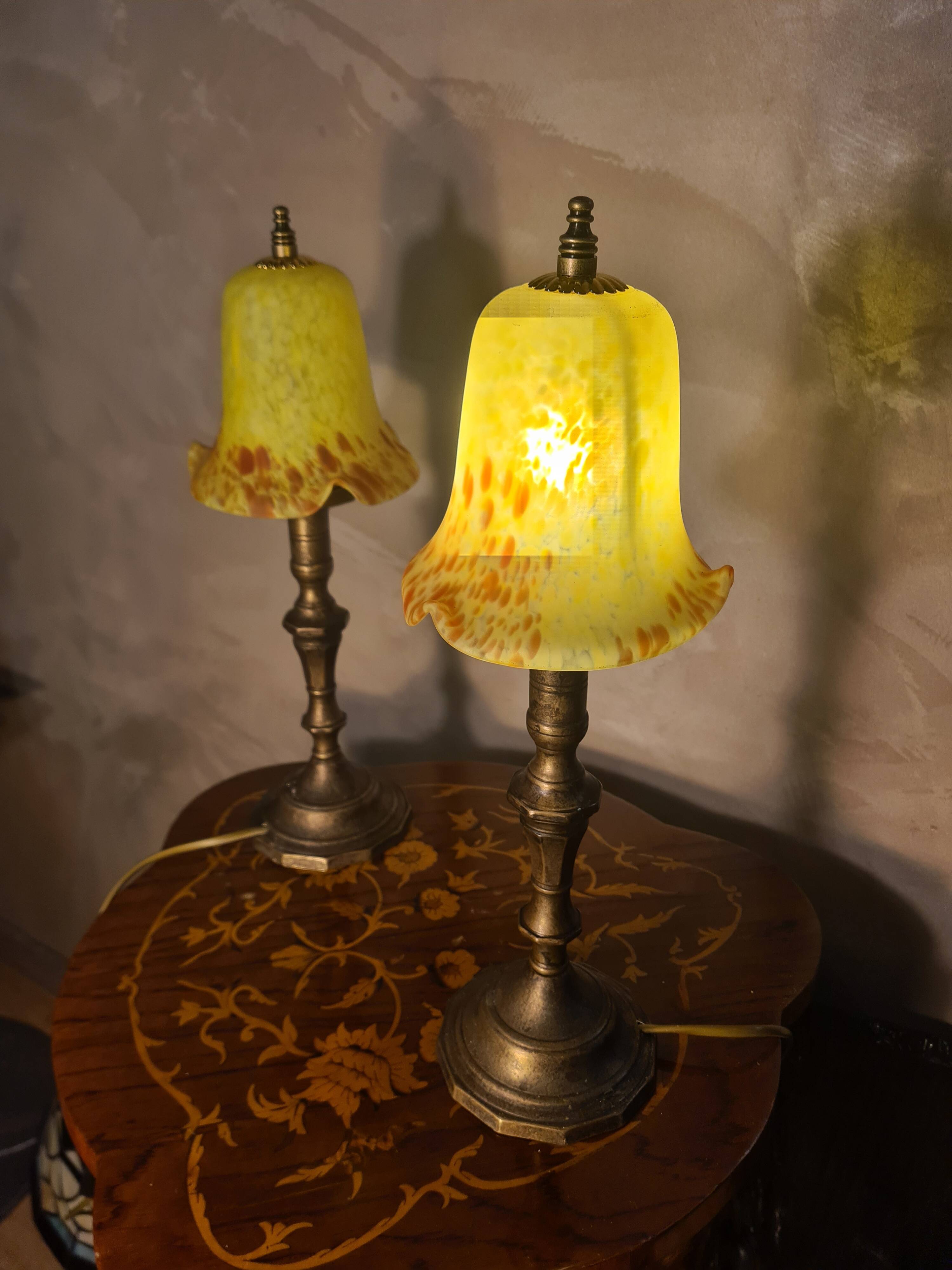 Paire de lampes de chevet Art déco en laiton et pâte de verre jaune, 1930