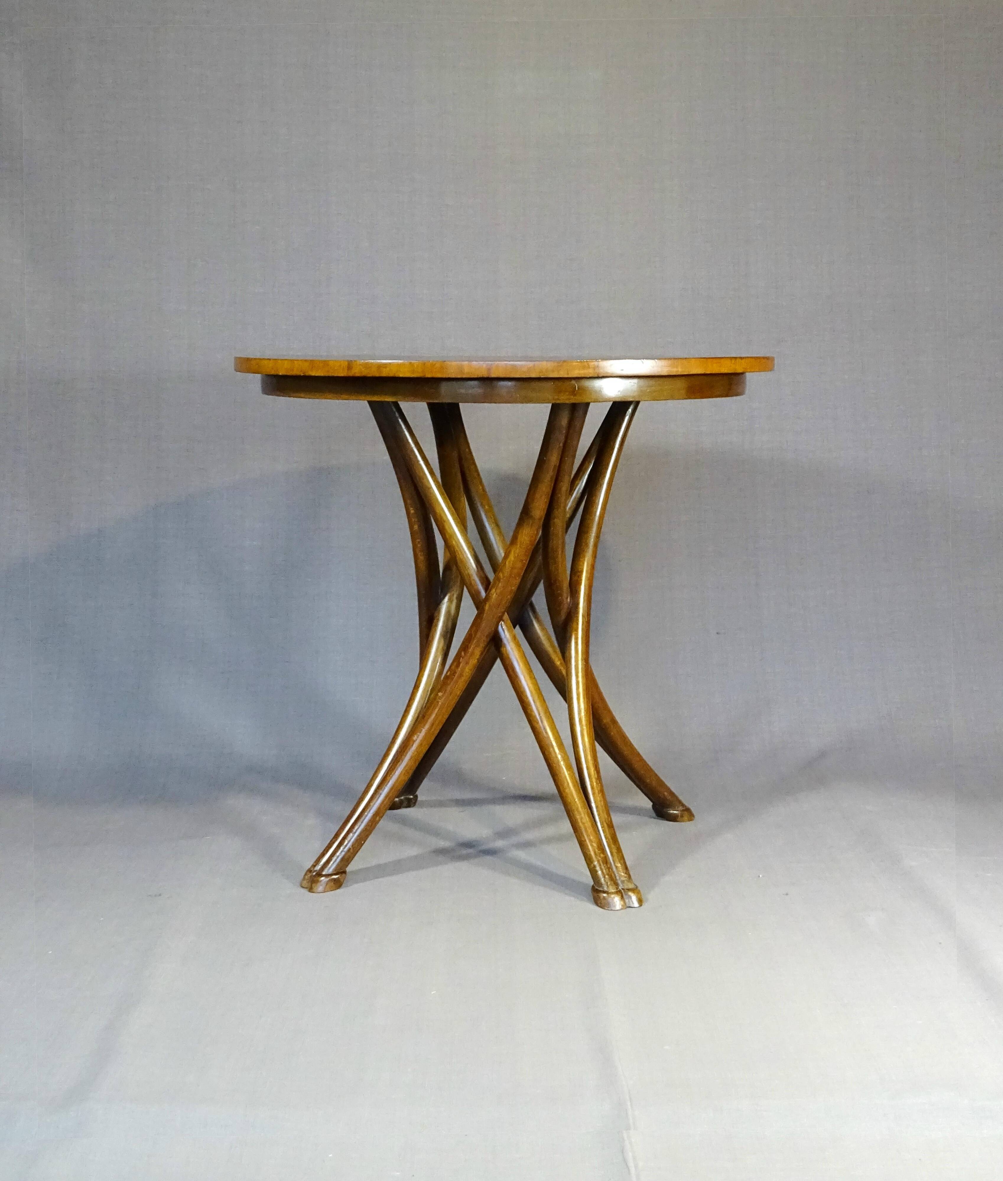 Thonet round table N°14 called "Mikado" - 1890 -