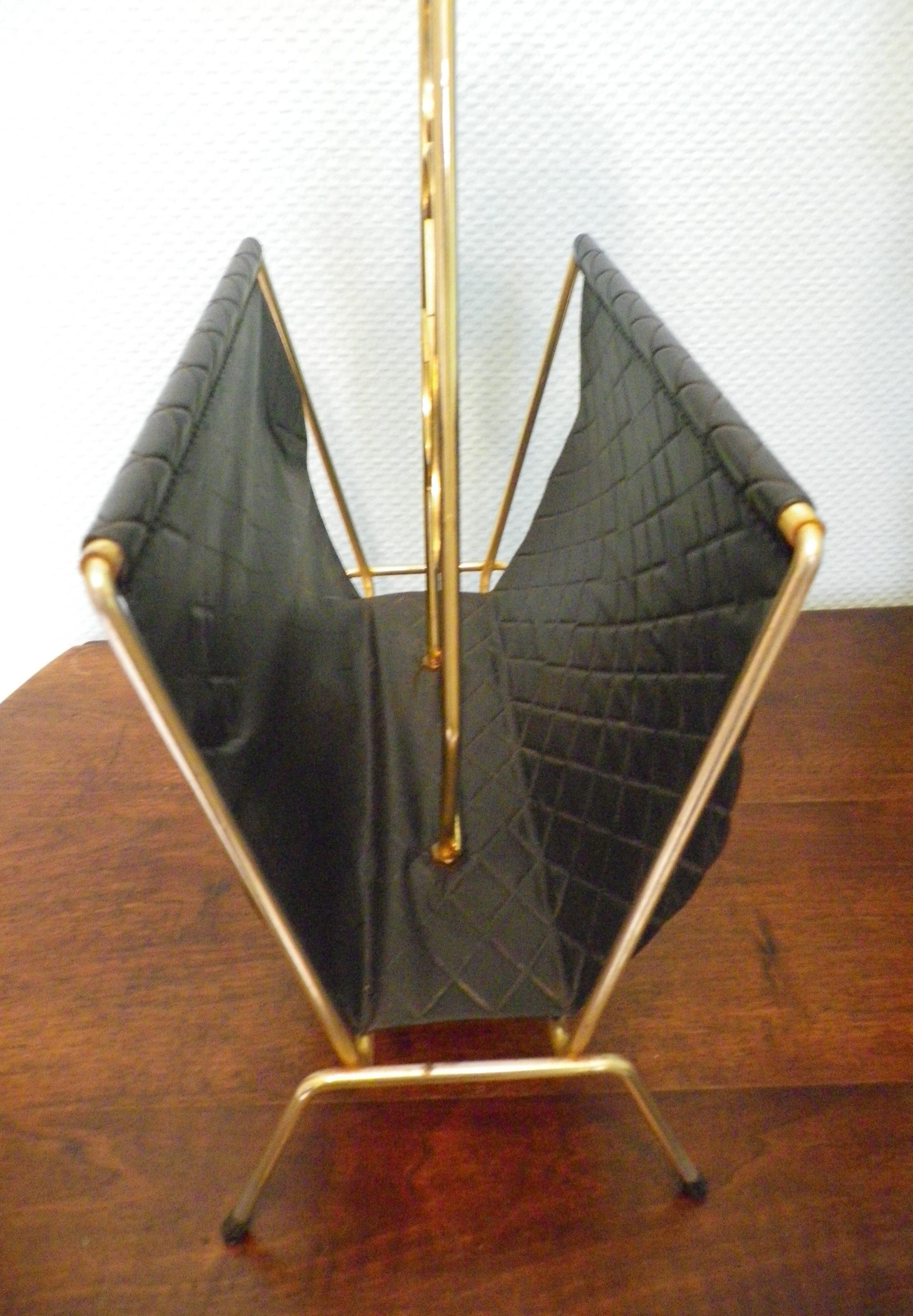 Free-standing ashtray with magazine holder