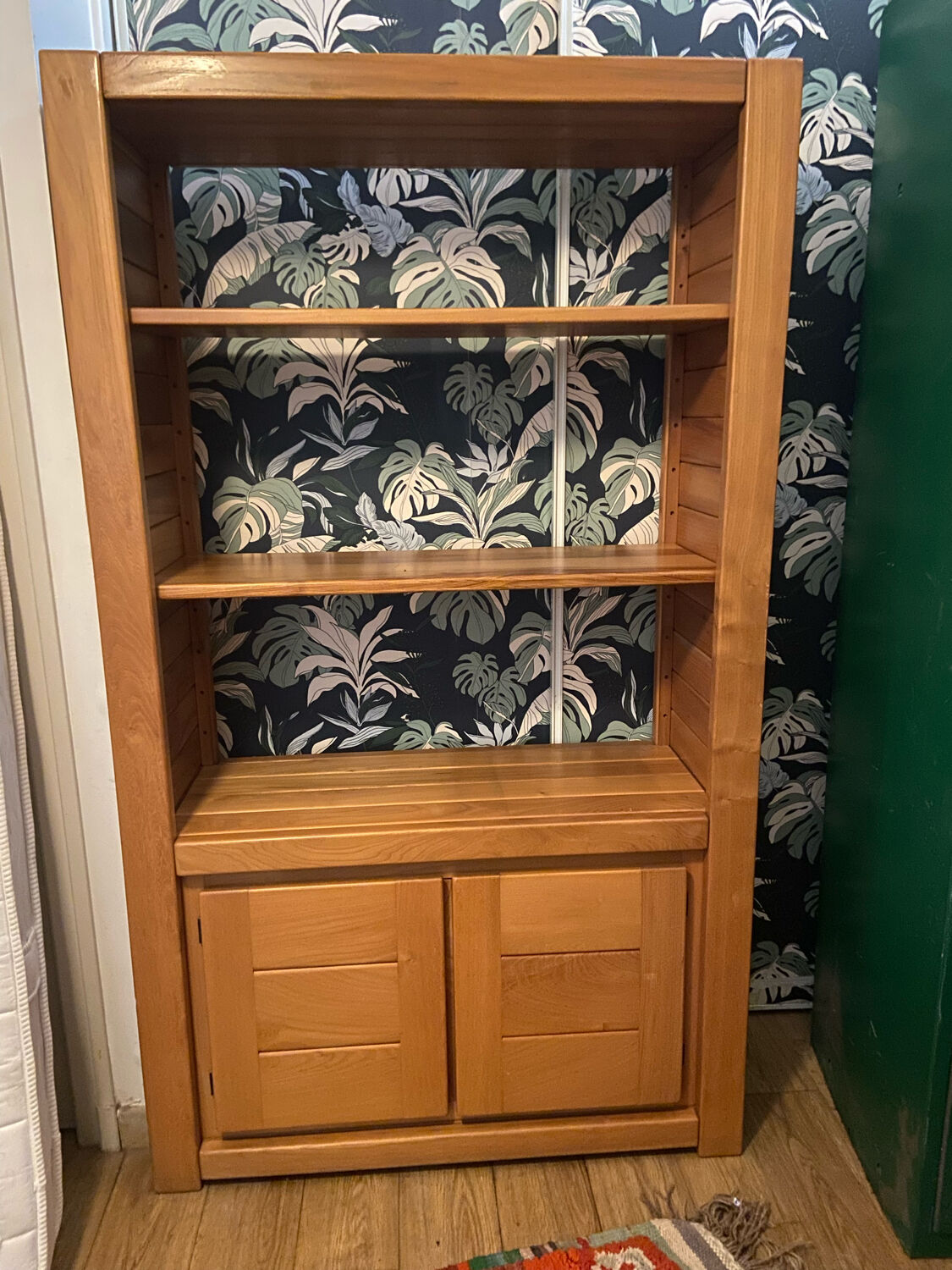 Maison regain library shelf