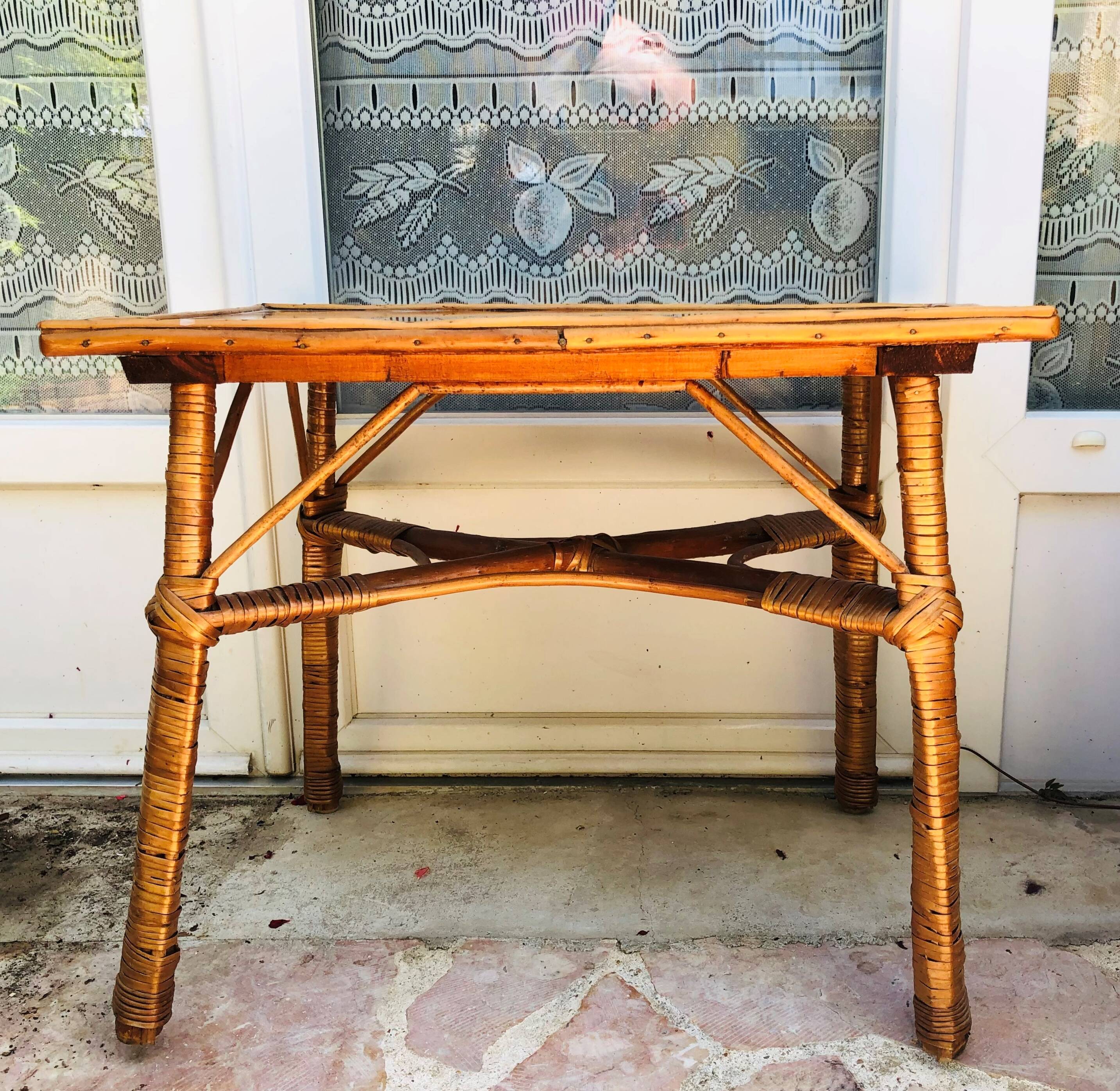 Vintage coffee table in wicker and formica