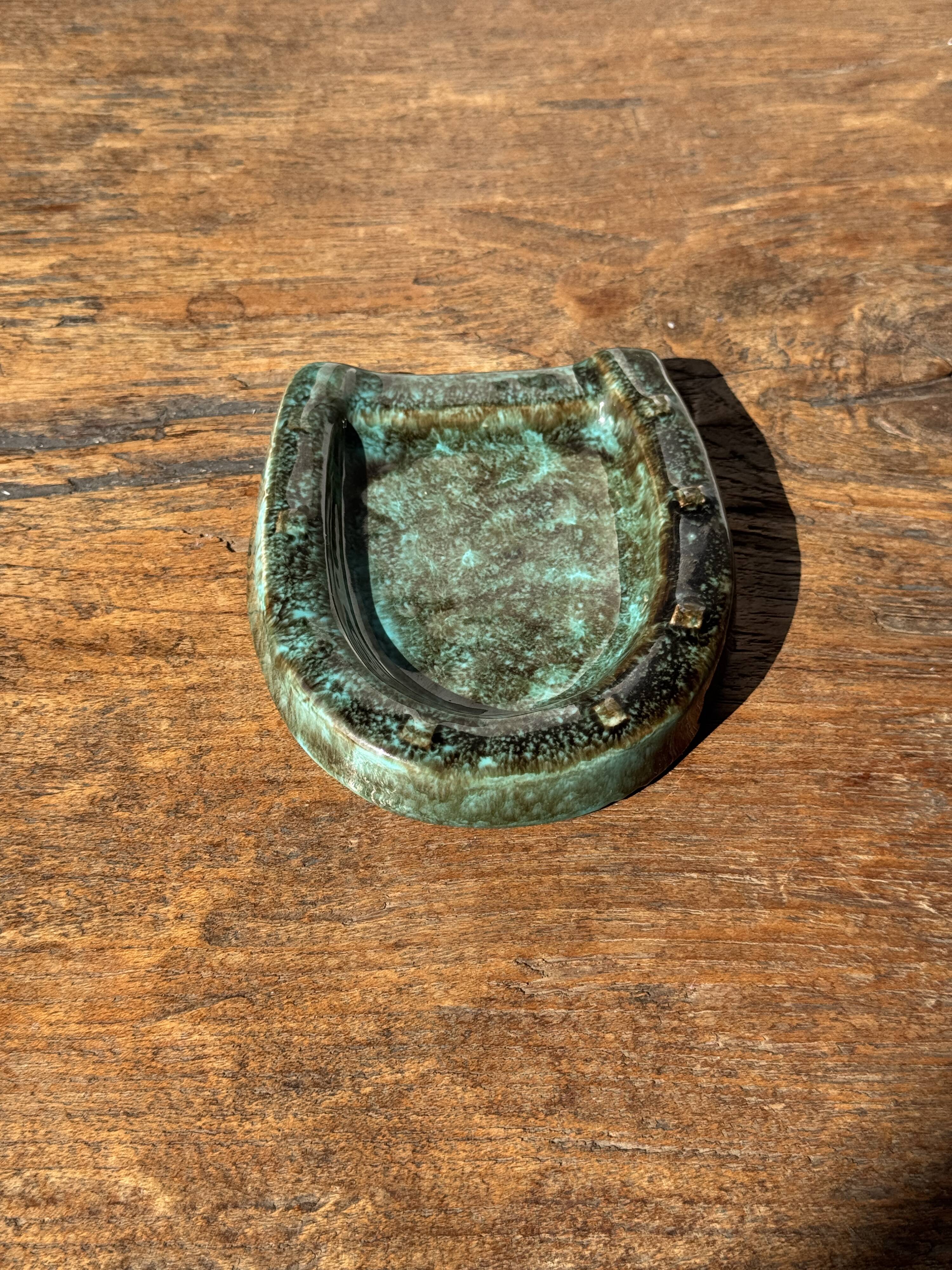 Cendrier en céramique vernissée turquoise et brune en forme de fer à cheval