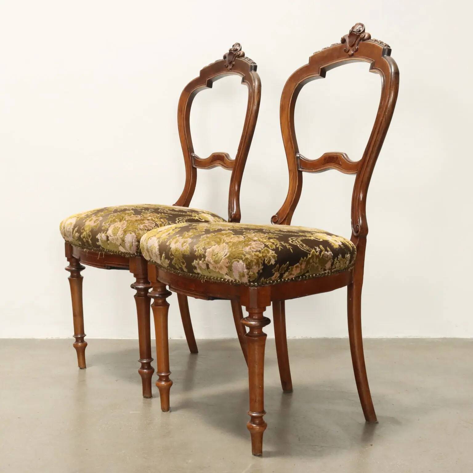 Chaises anciennes en noyer avec assise rembourrée, décoration florale, XIXe siècle