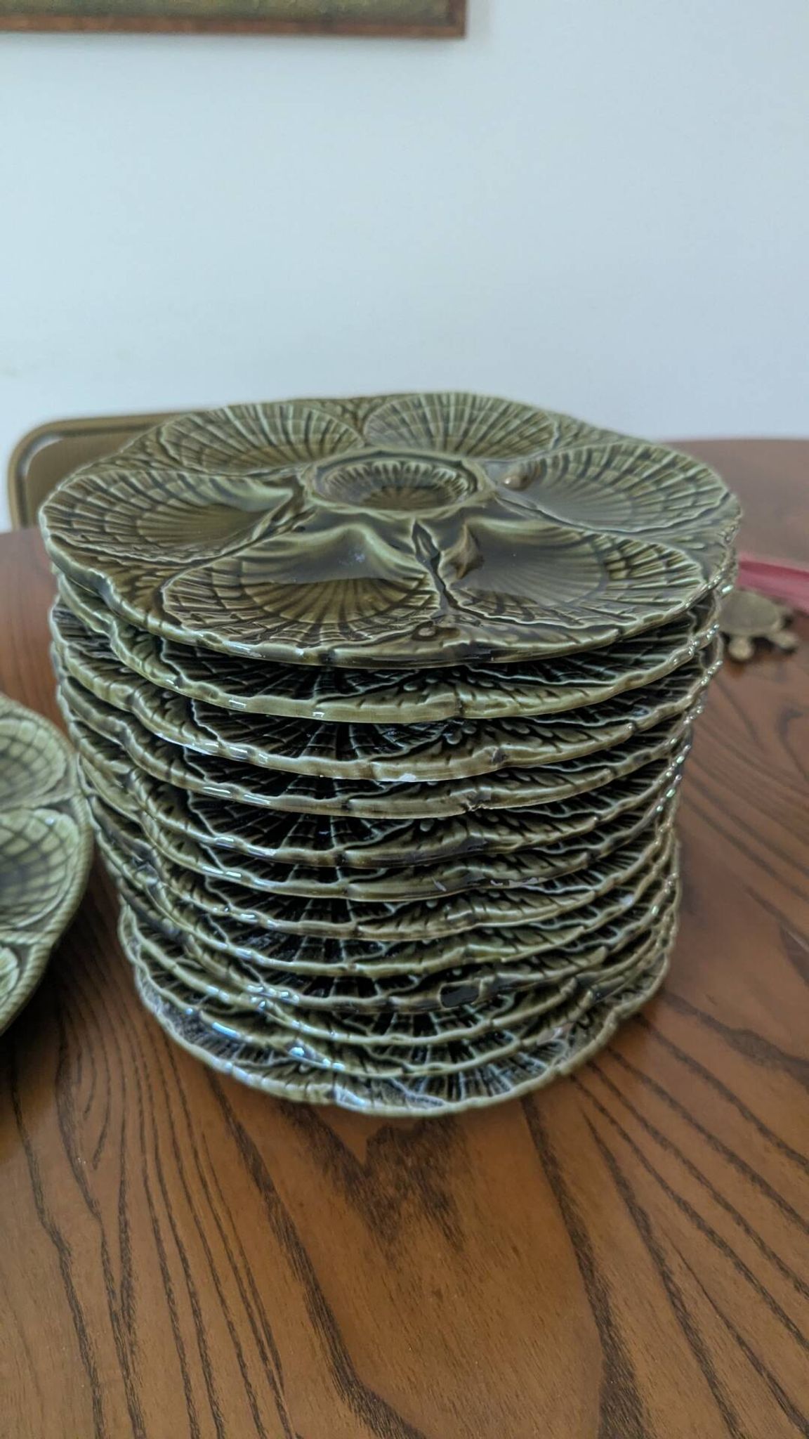 Oyster service Sarreguemines in barbotine – 12 plates + large bowl