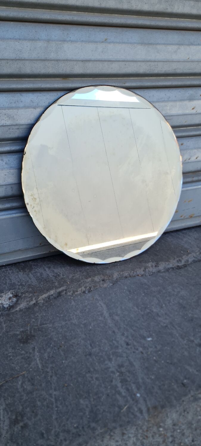Beveled round mirror