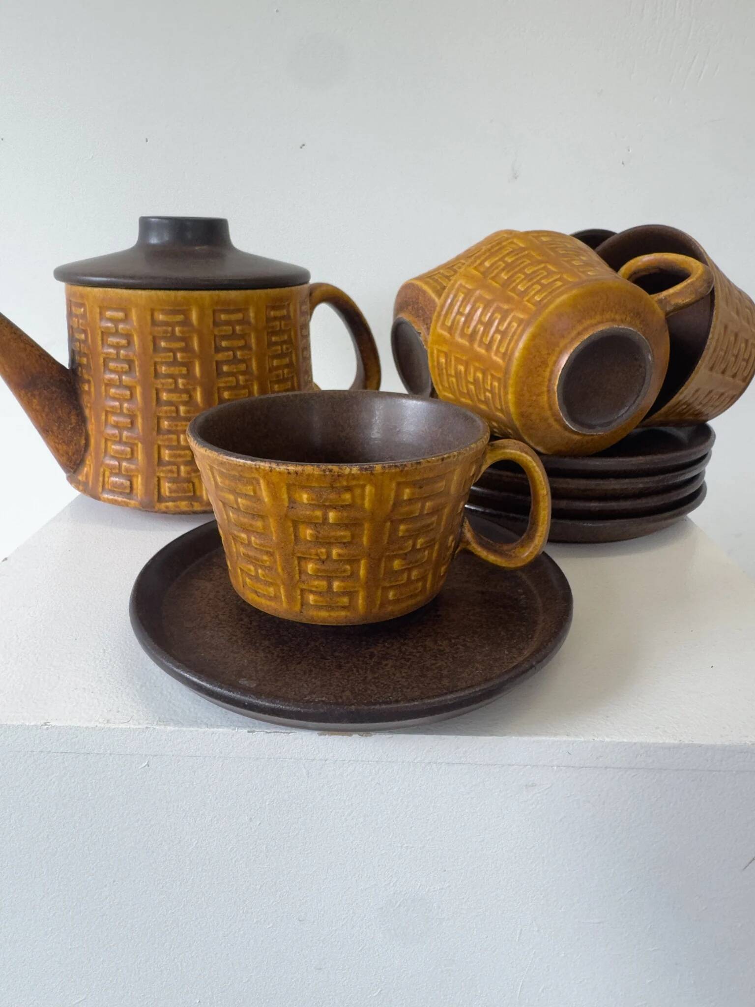 Ceramano tea service "Epsilon" from the 1960s with a raised geometric pattern.