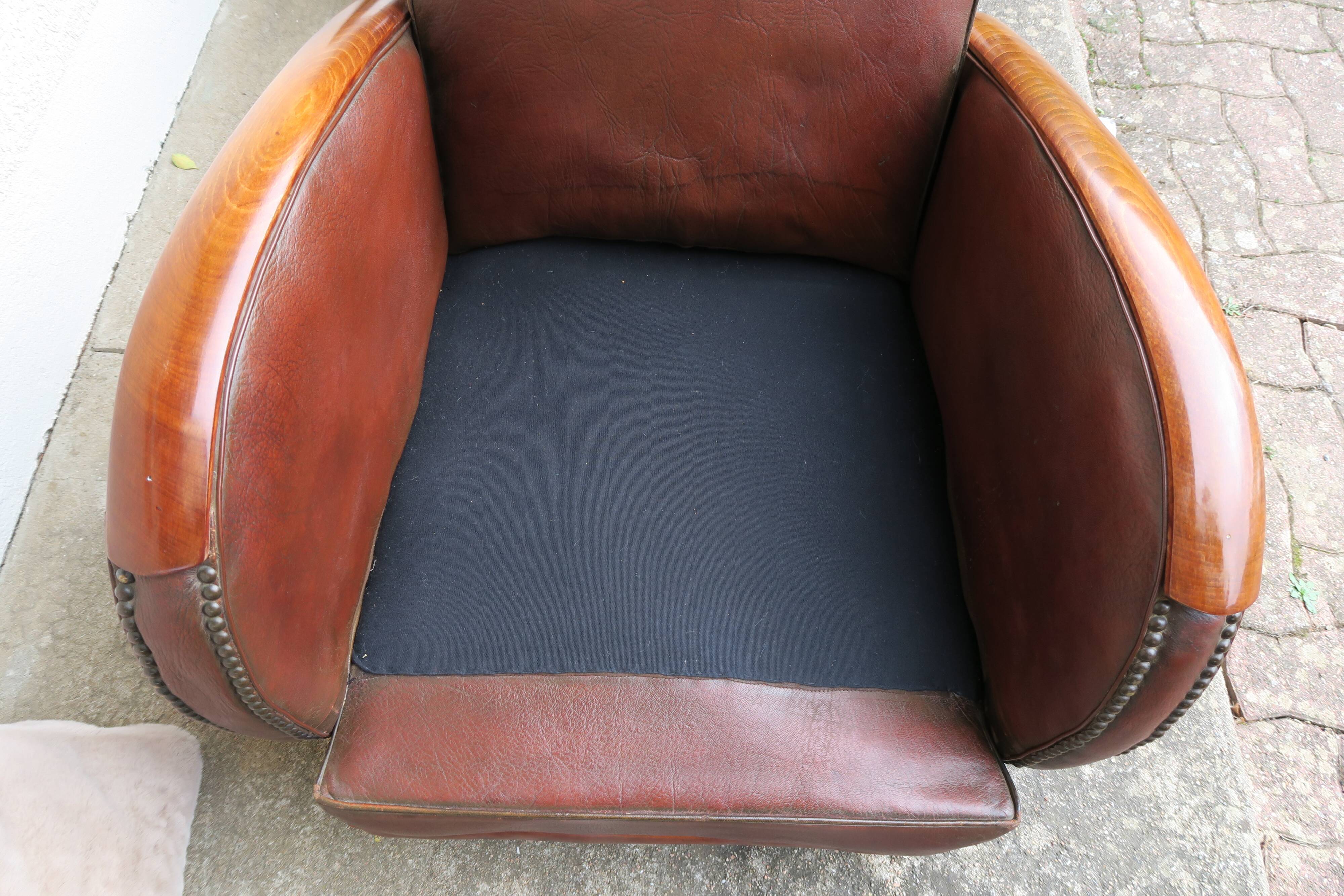 Paire de fauteuils art-déco en cuir