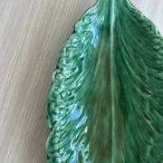 Plat en faïence verte en forme de feuille
