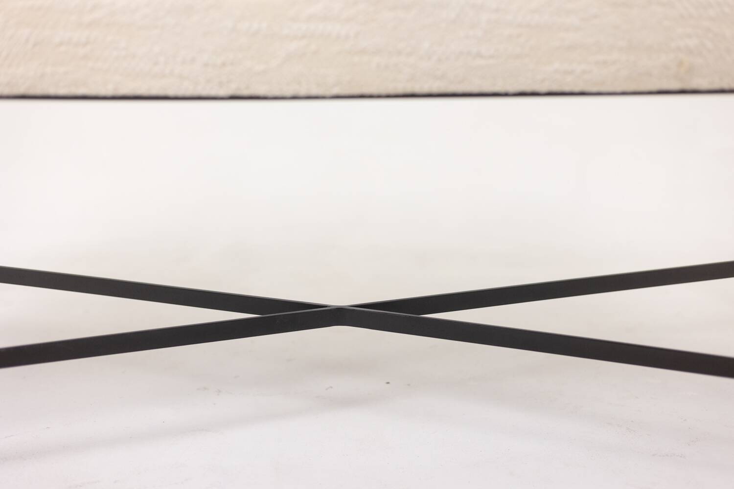 Pair of white benches, in lacquered and gilded metal. 2000s.