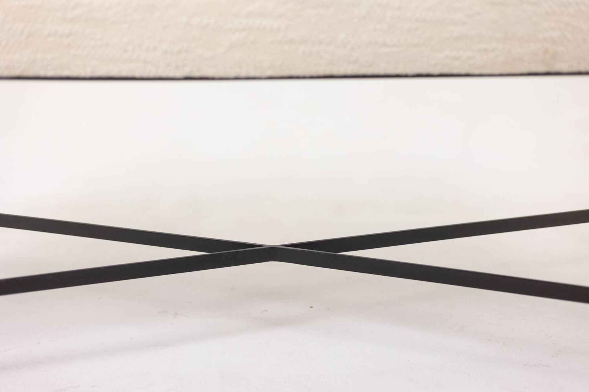 Pair of white benches, in lacquered and gilded metal. 2000s.