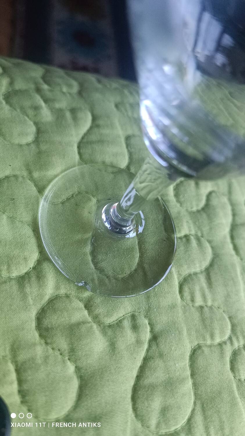 6 liqueur glasses in chiseled crystal, floral decoration, French work.