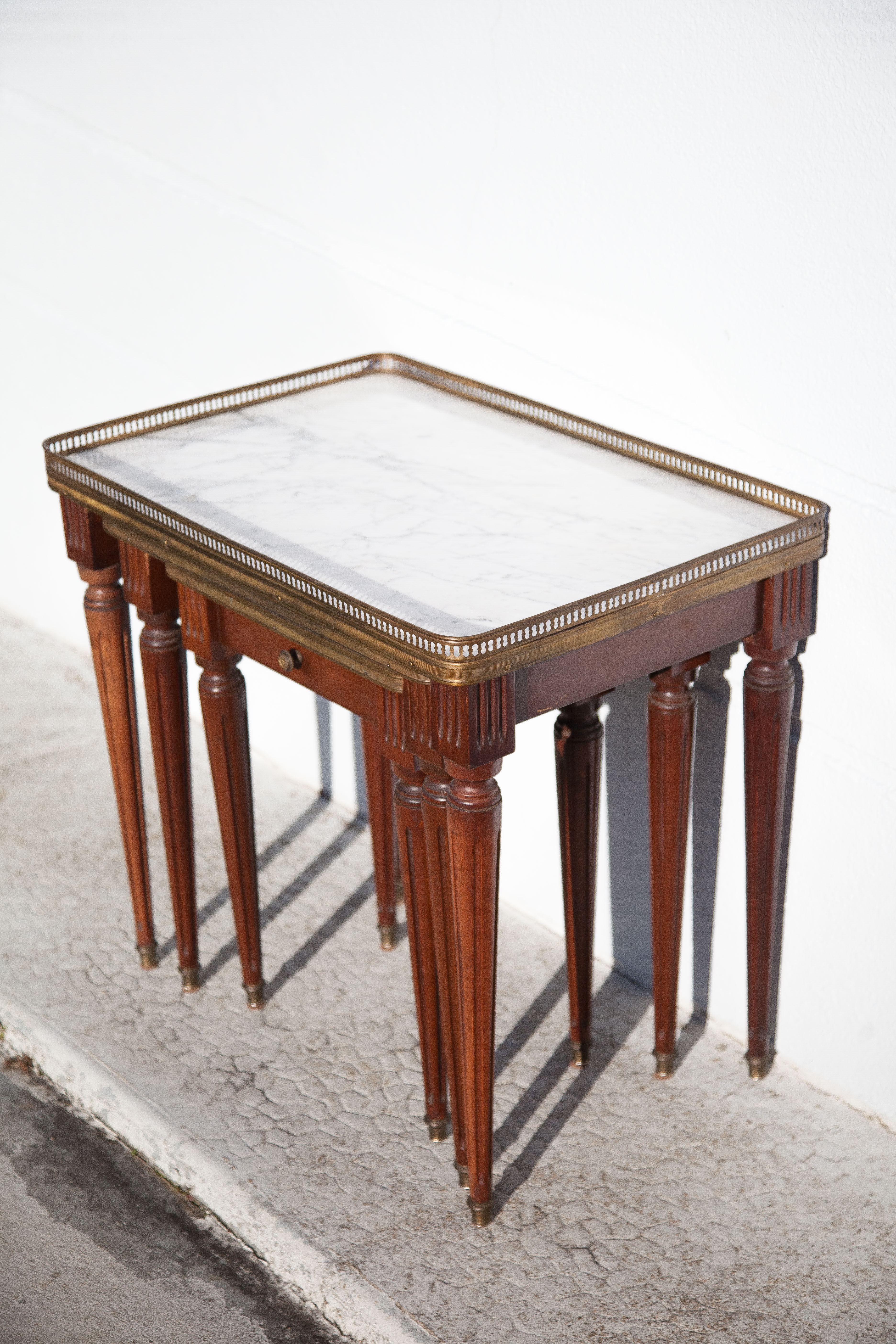 Tables gigognes bois et marbre, Louis XVI style
