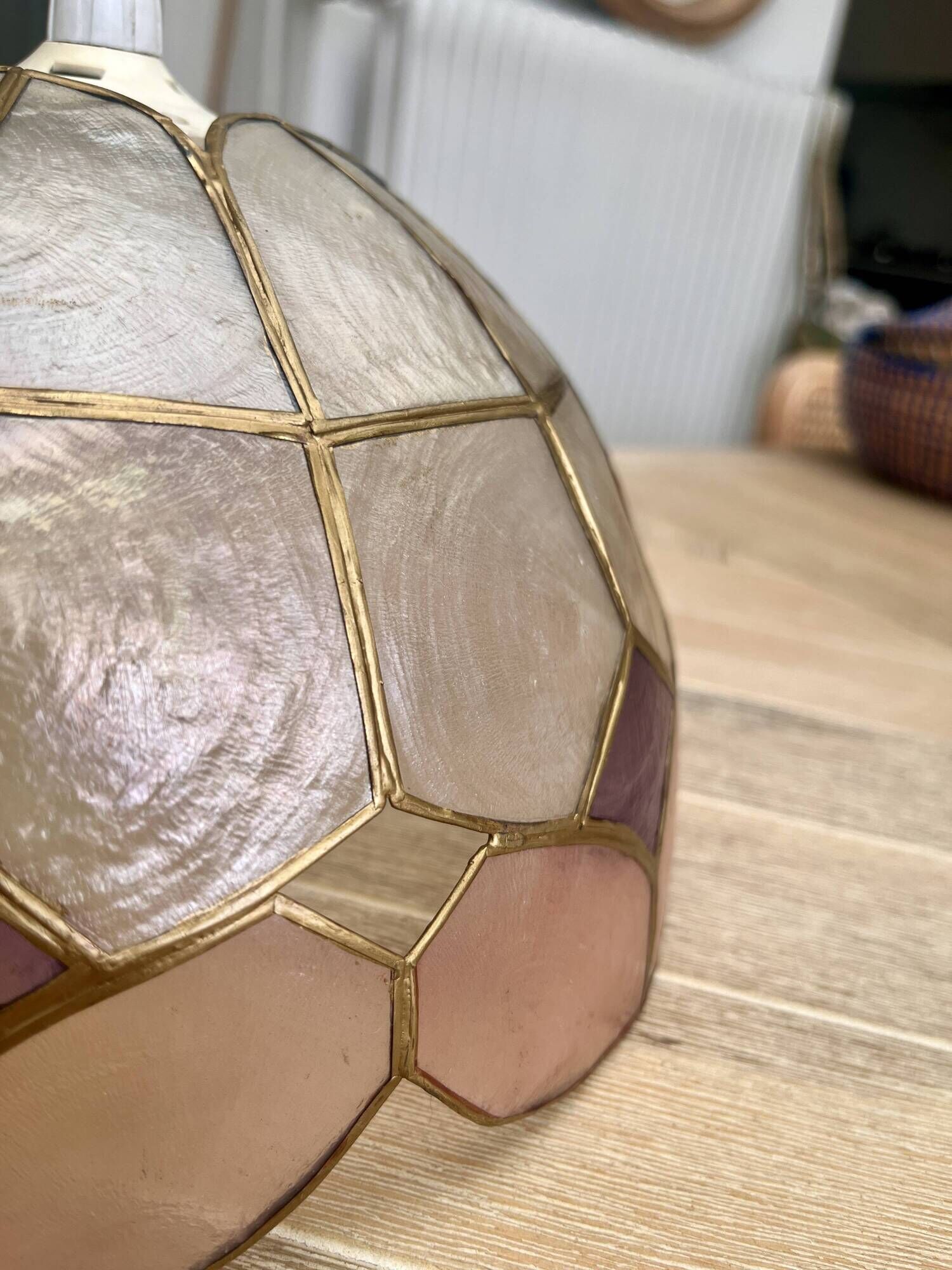 Pendant lamp in mother-of-pearl and brass arlequin pink