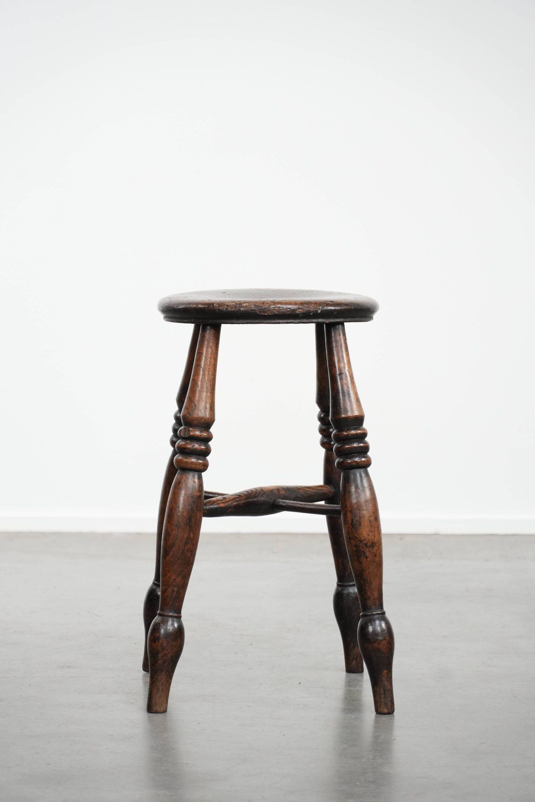 Tabouret Windsor anglais ancien du XVIIIe siècle avec une superbe patine.