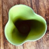 Vase mouchoir signé Elchinger . Céramique noir et vert . Forme lobé.1950s