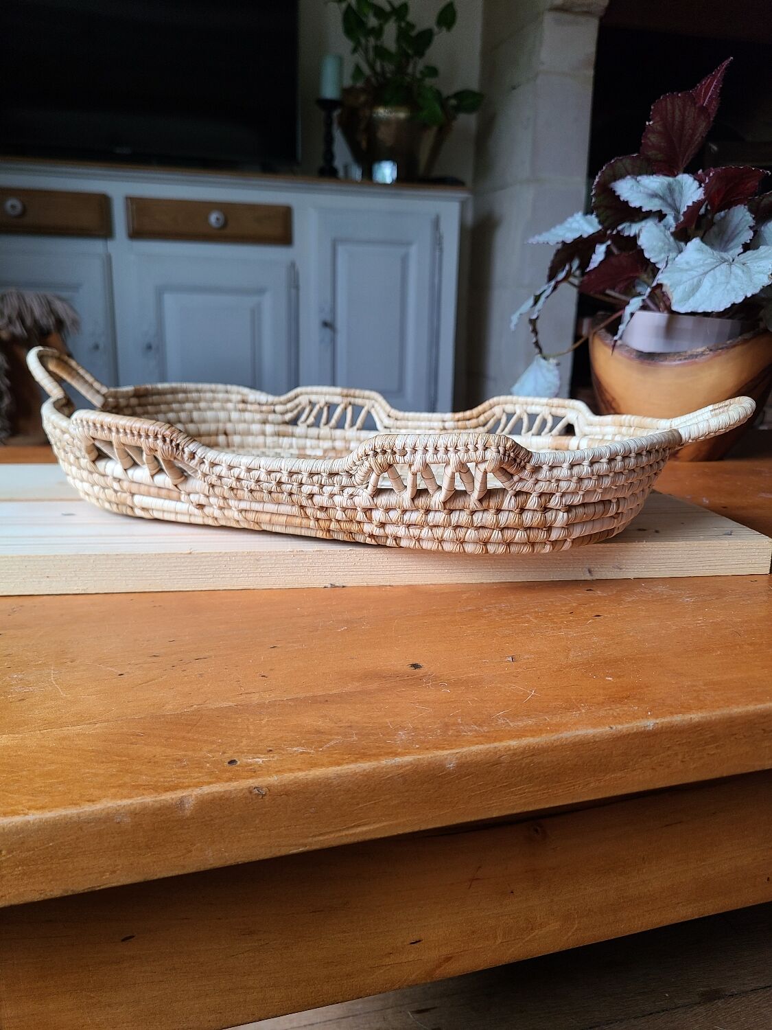 Braided basket in natural fiber, free form, vintage