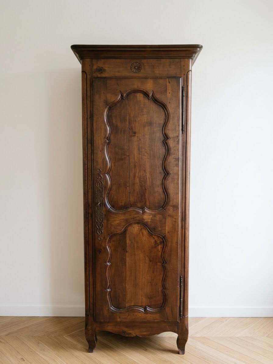 Antique bonnetière wardrobe in solid wood, Louis XV style.