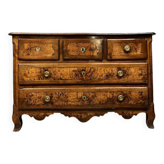Commode galbée époque louis xv en noyer et loupe d'orme vers 1750