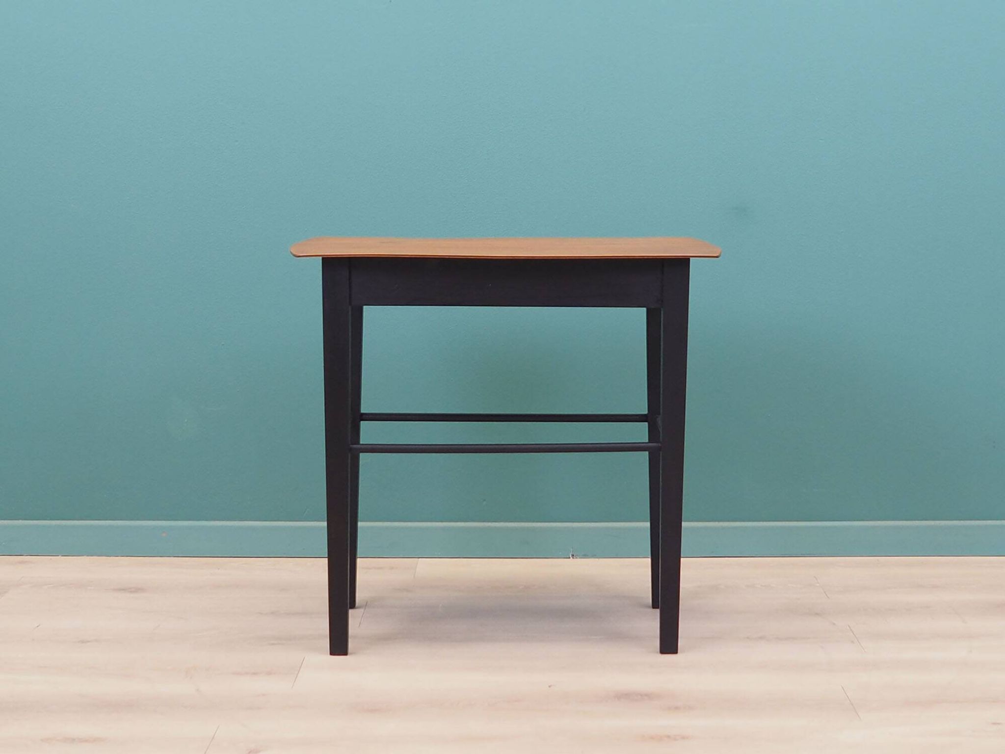 Table basse en noyer, design danois, années 1970, production : Danemark