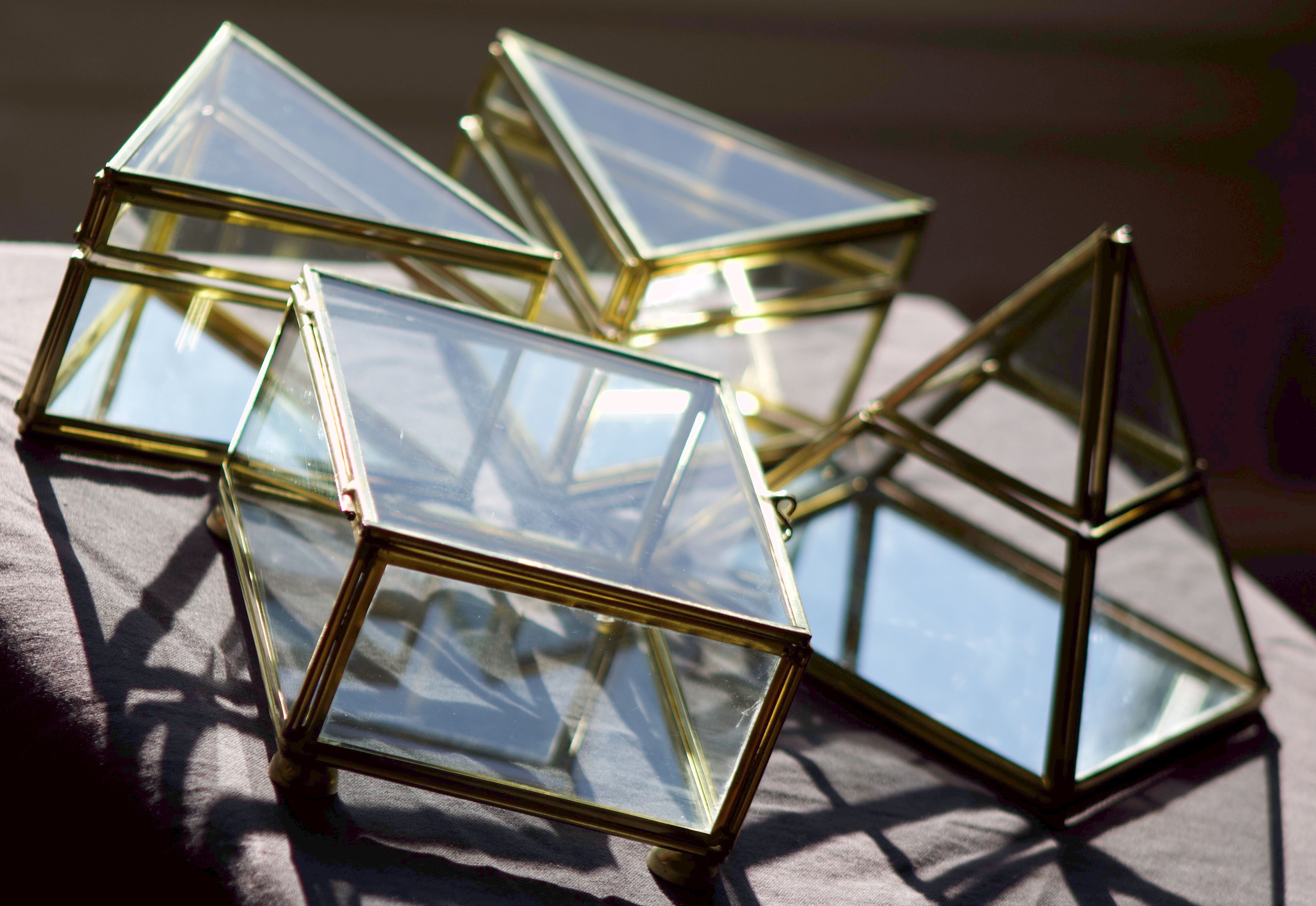 4 anciennes boites à bijoux en verre, laiton et miroir
