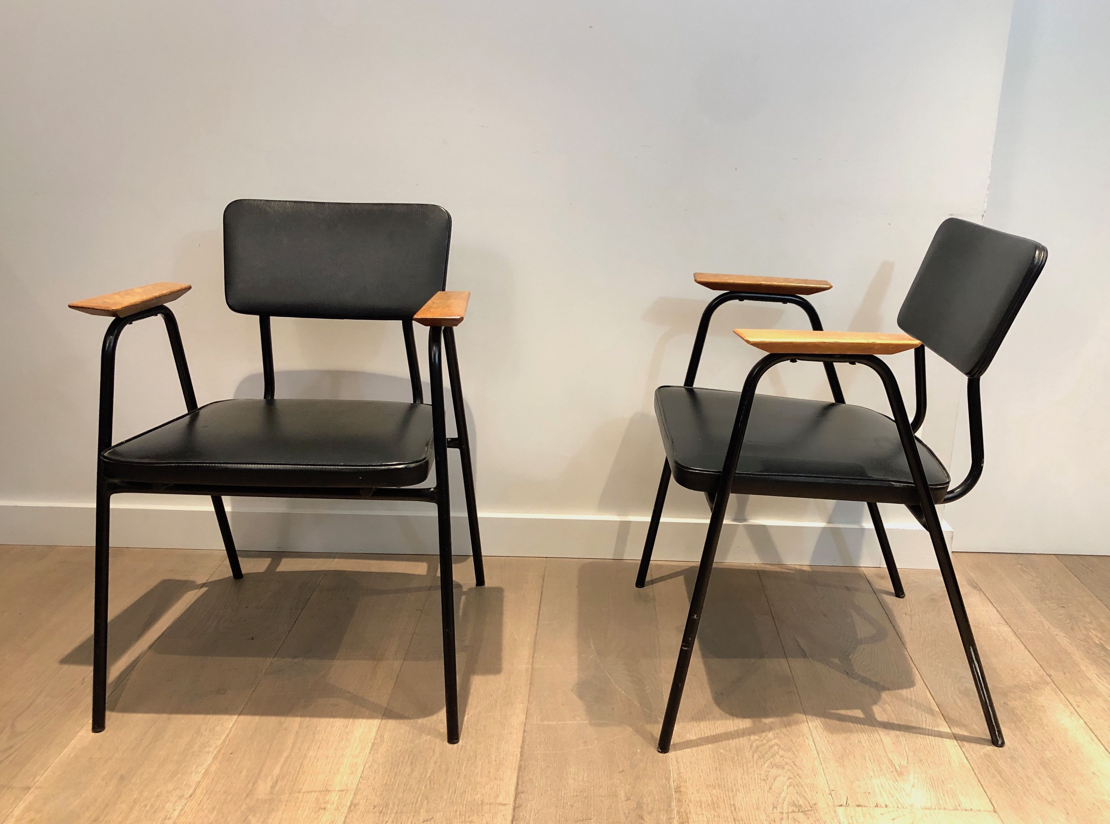Paire de fauteuils laqués noirs modèle "M" de Pierre Guariche, vers 1950