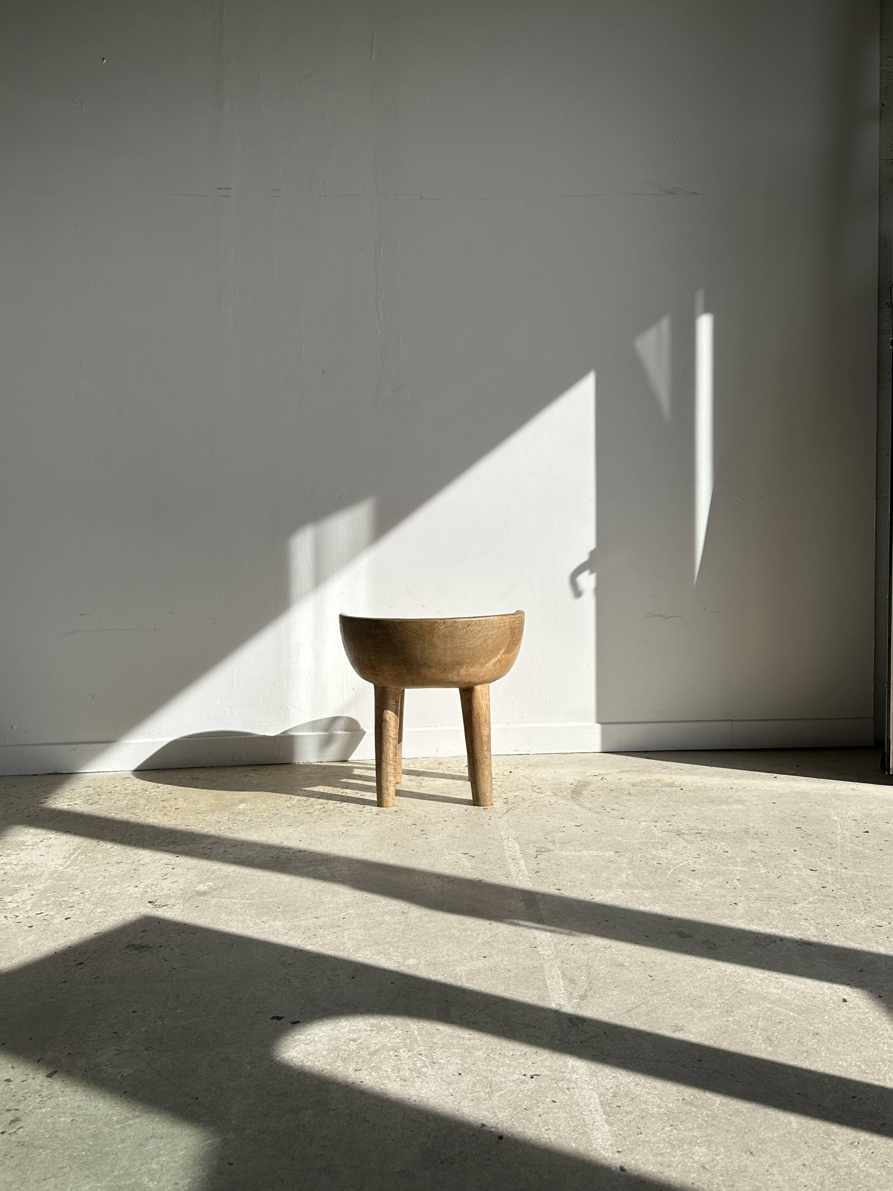 Quadripod chair with round seat and small back in natural monoxyl mango wood
