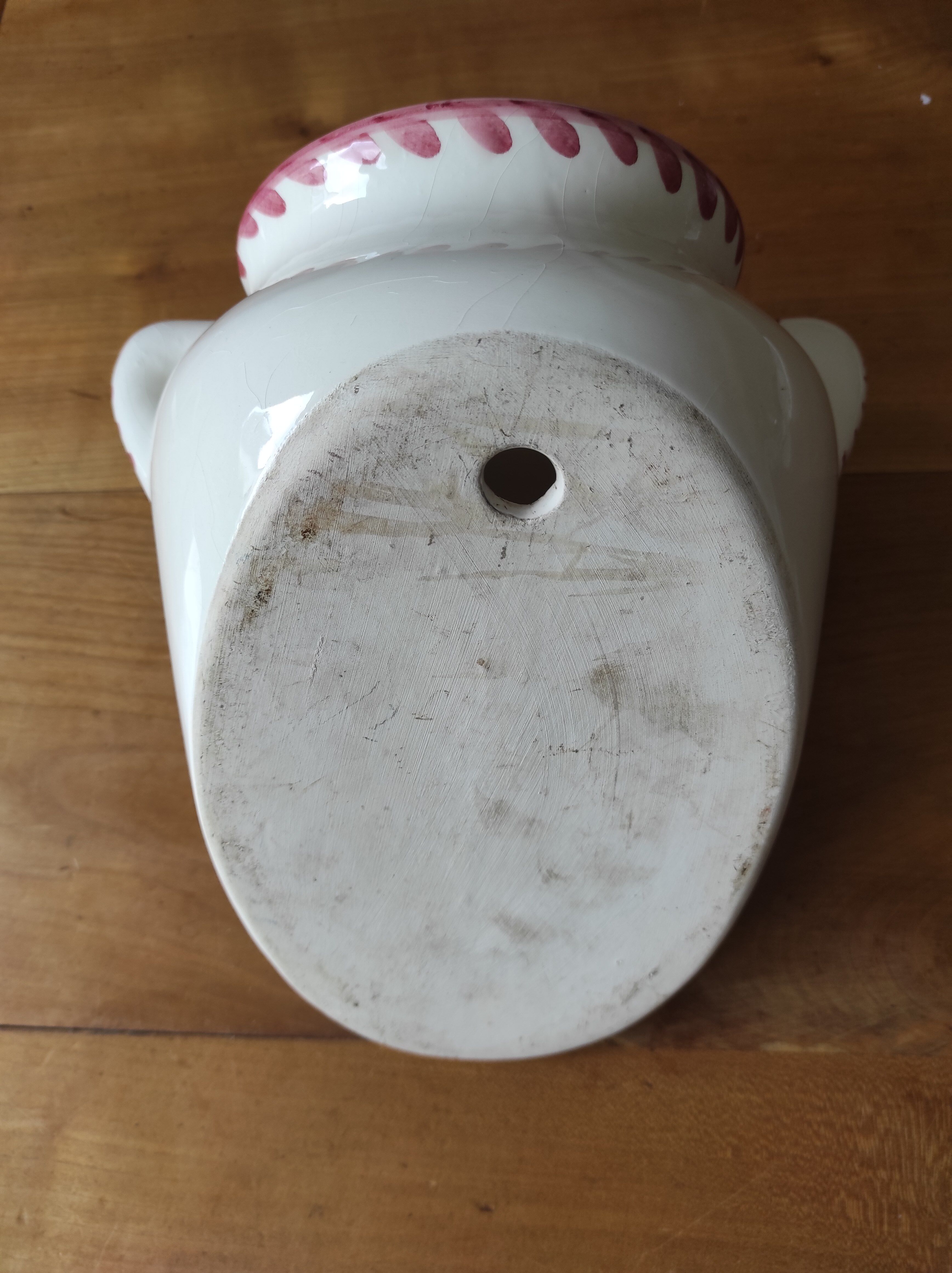 Wall-mounted ceramic bouquet holder