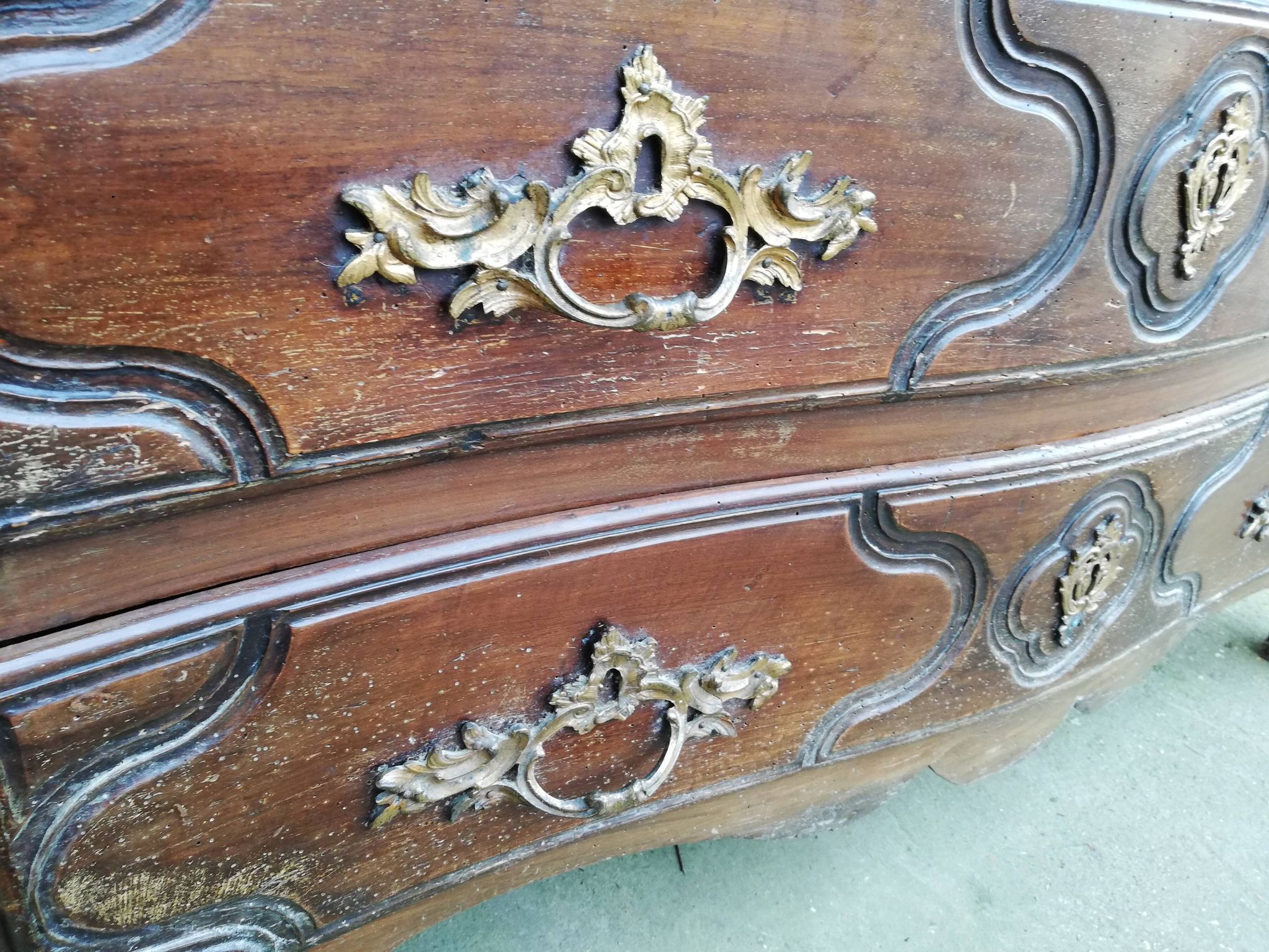 Commode galbée style Louis XVI